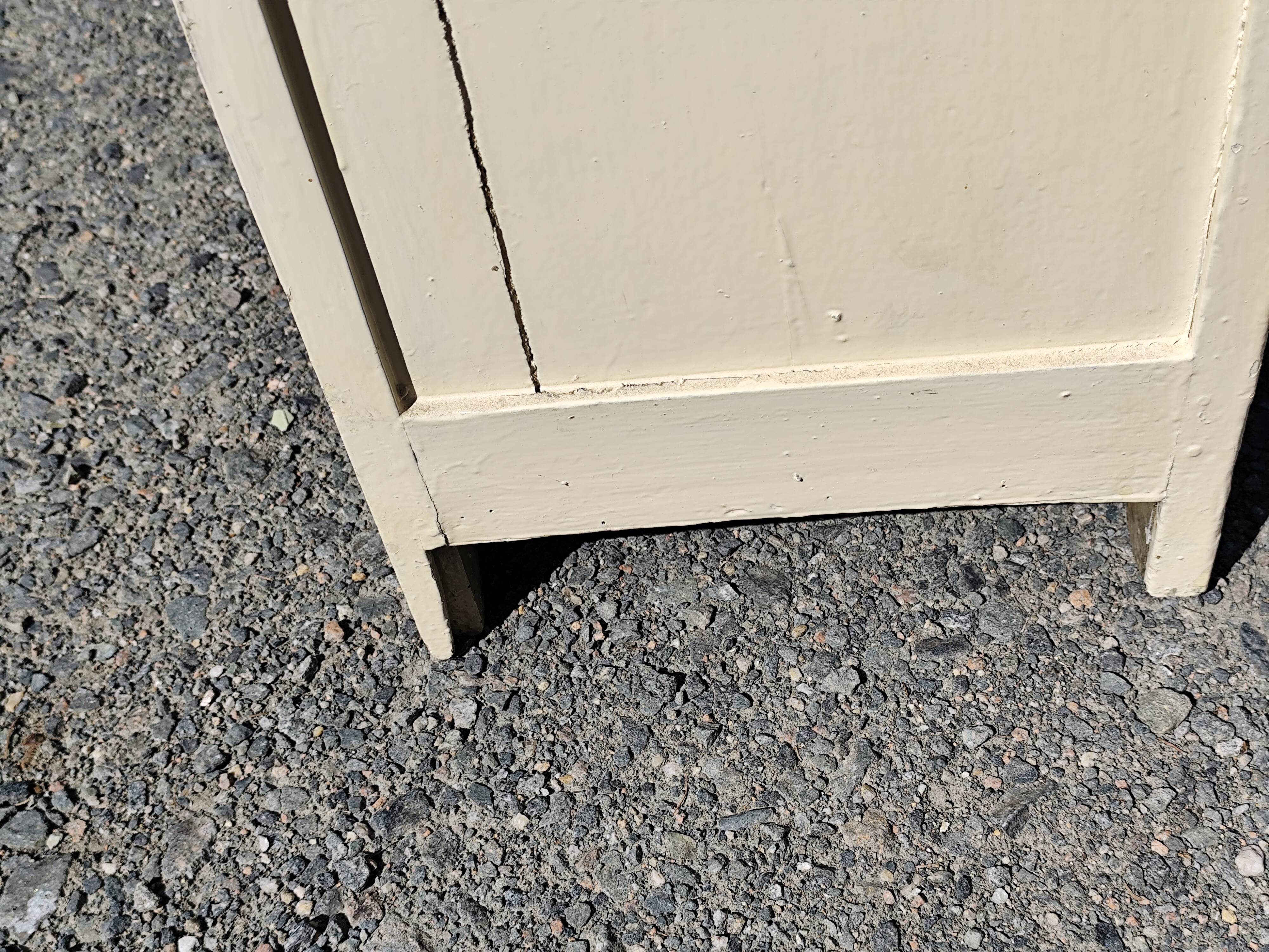 Small Parisian sideboard with one drawer and two doors, white lacquered