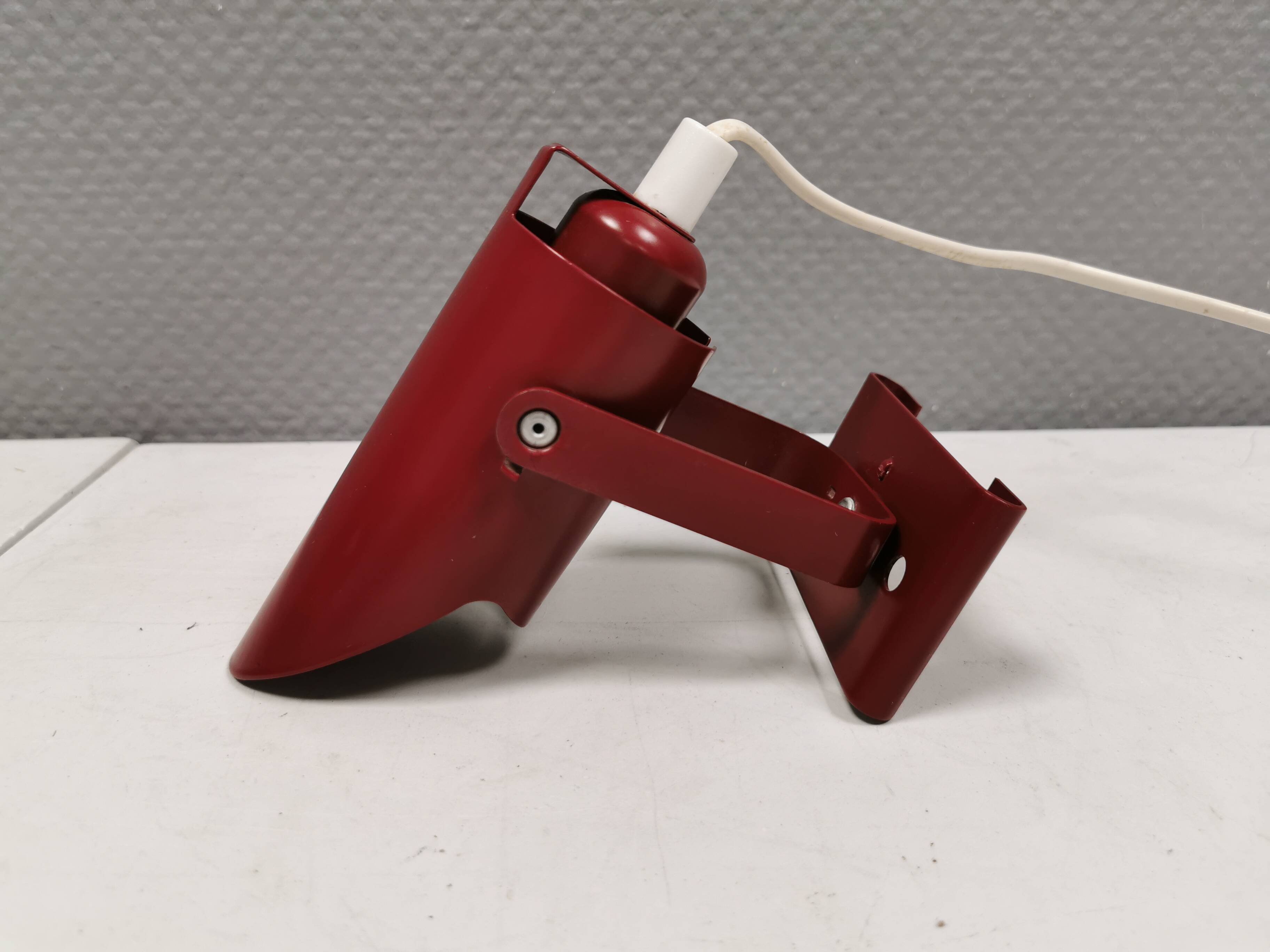 Small delicious wall lamp in Bordeaux red color from the 1980s