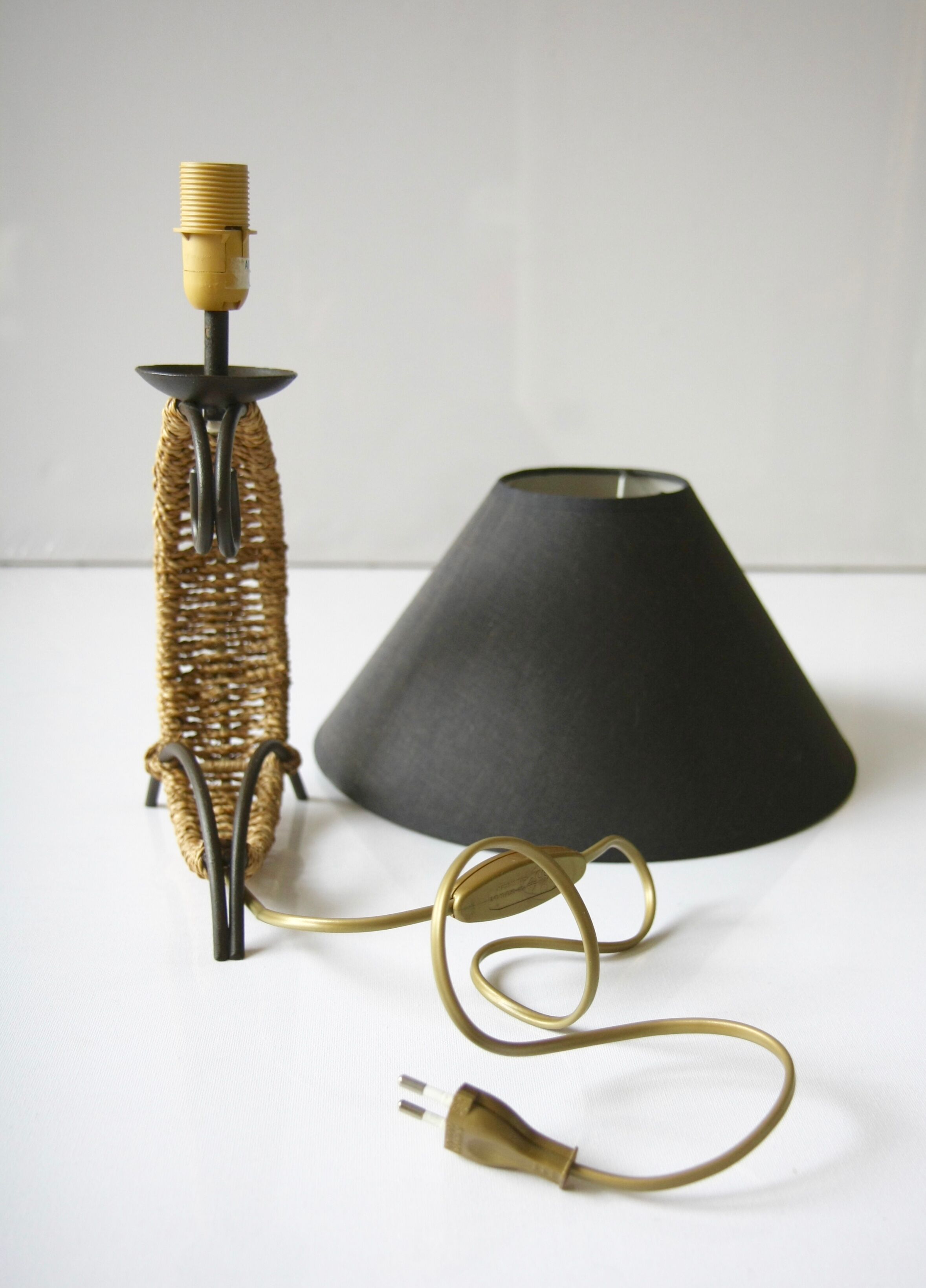 Table lamp in metal and sea-rush.