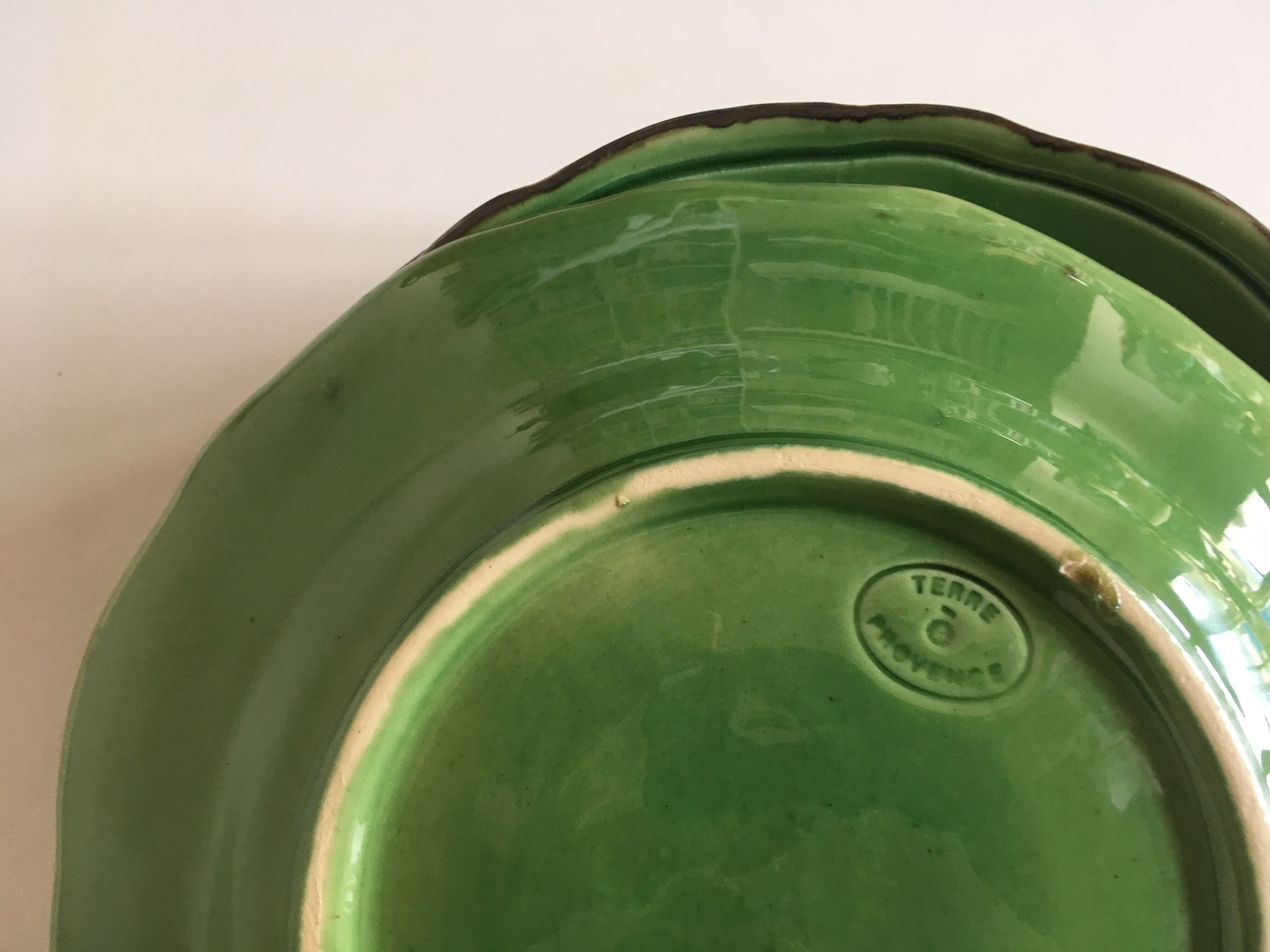 Set d'assiettes à godrons en terre émaillée vert Provence