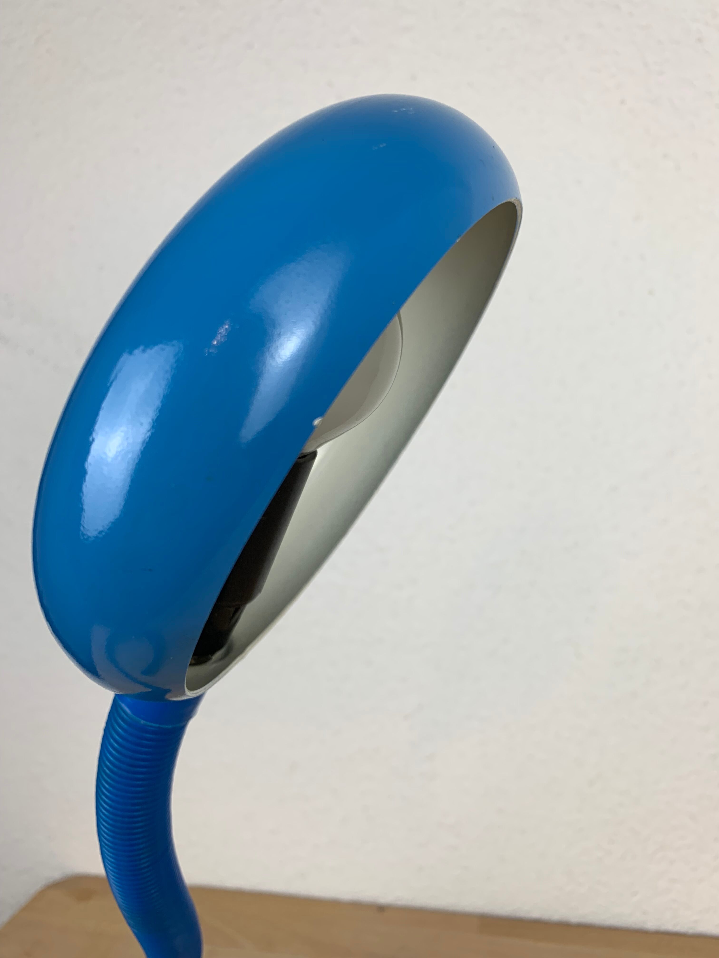Flexible snake lamp blue 80s memphis