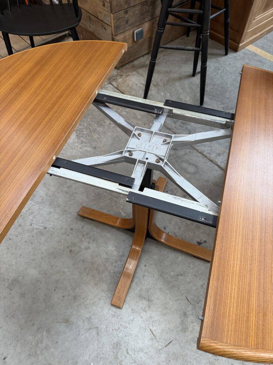 Modular round teak table with central base by Osvaldo Borsani.