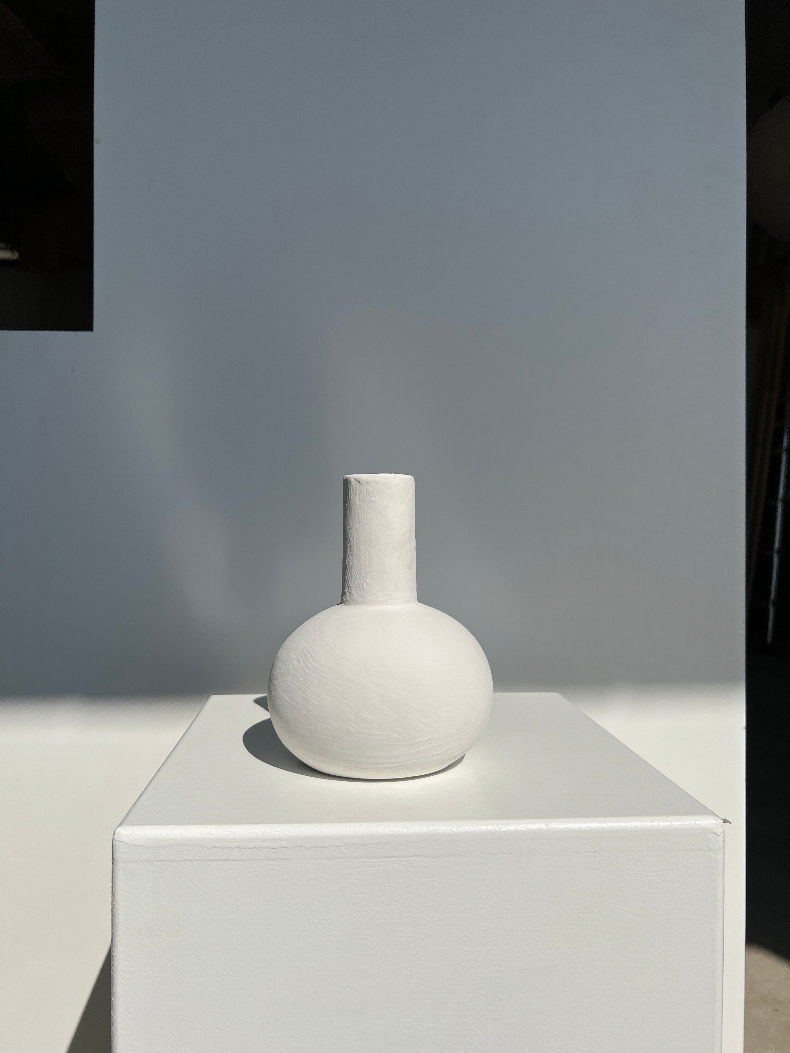 Handmade soliflore drop vase in terracotta painted white h:20 d:15