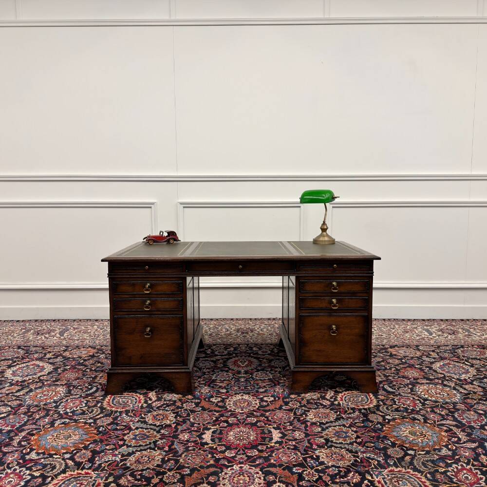 Bureau Chesterfield en cuir vert RAC Classic English