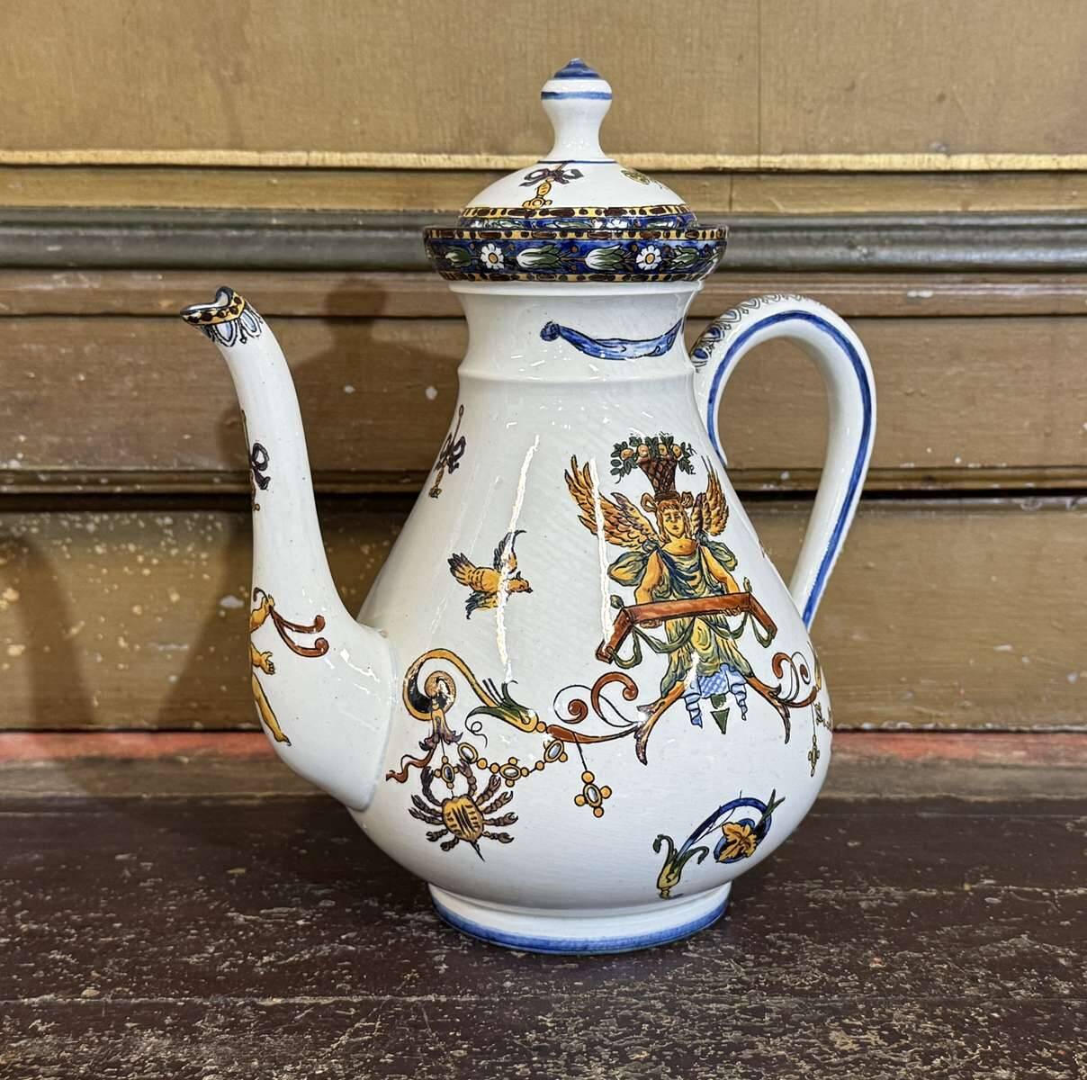 Faience vase from Gien, Renaissance decoration, late 19th century.