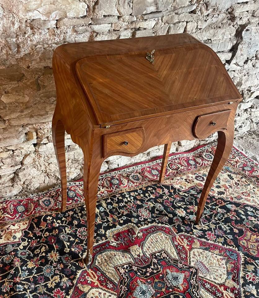 Bureau / secrétaire en marqueterie de style Louis XV