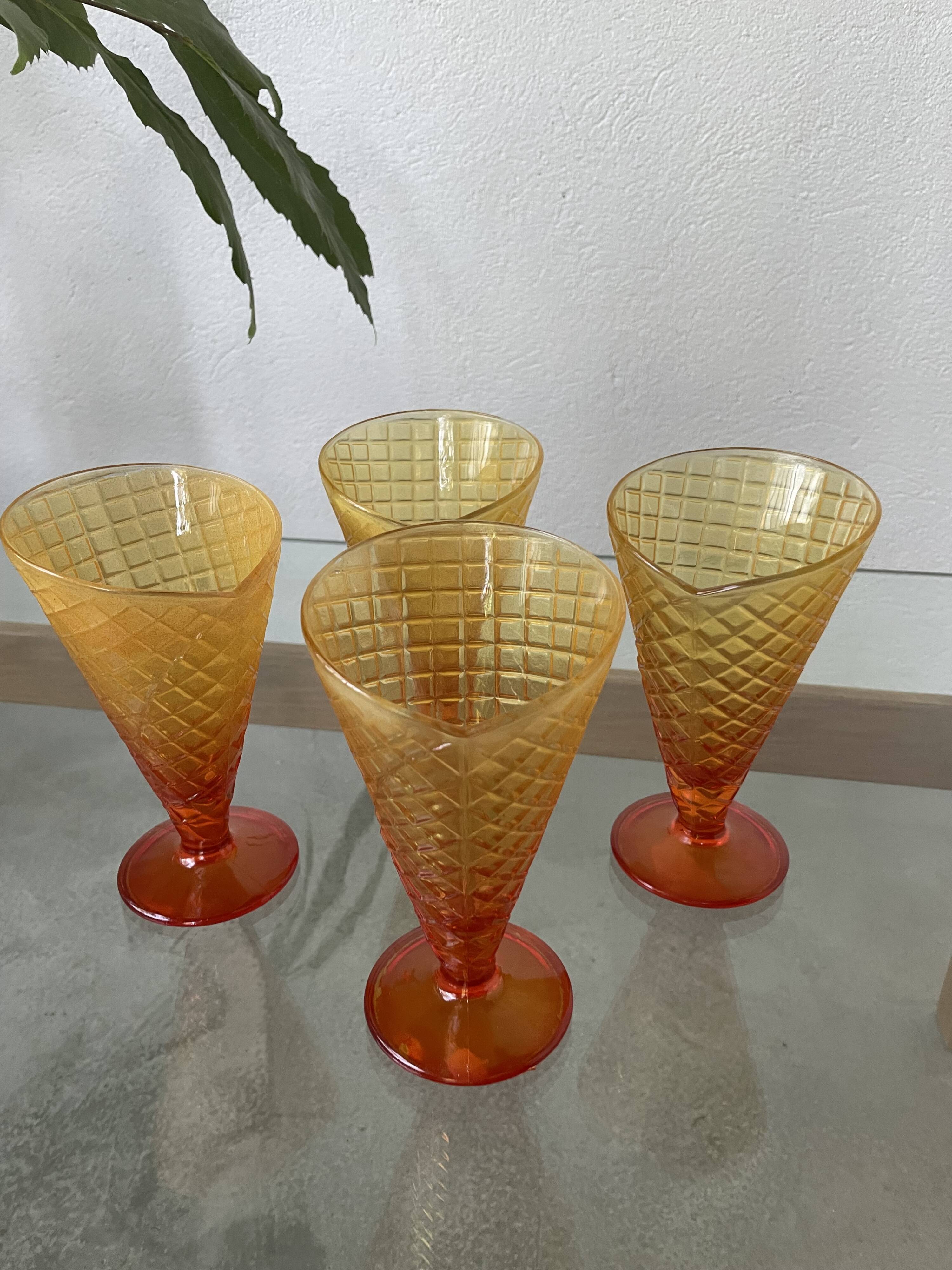 Coupe à glace en forme de cornet vintage