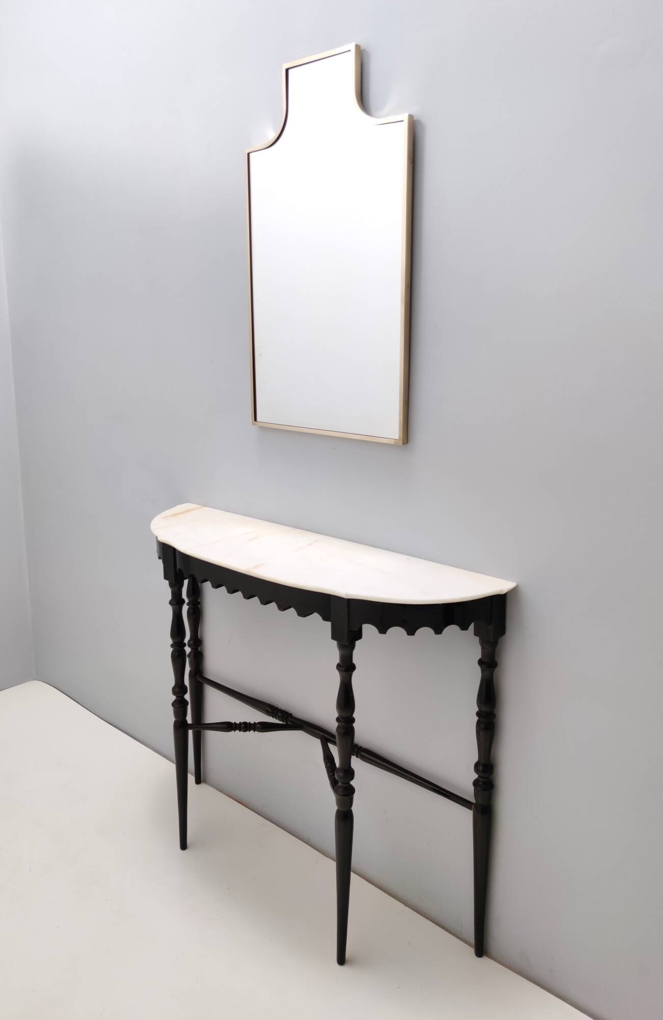 Miroir mural en forme de bouclier avec cadre en laiton, Italie