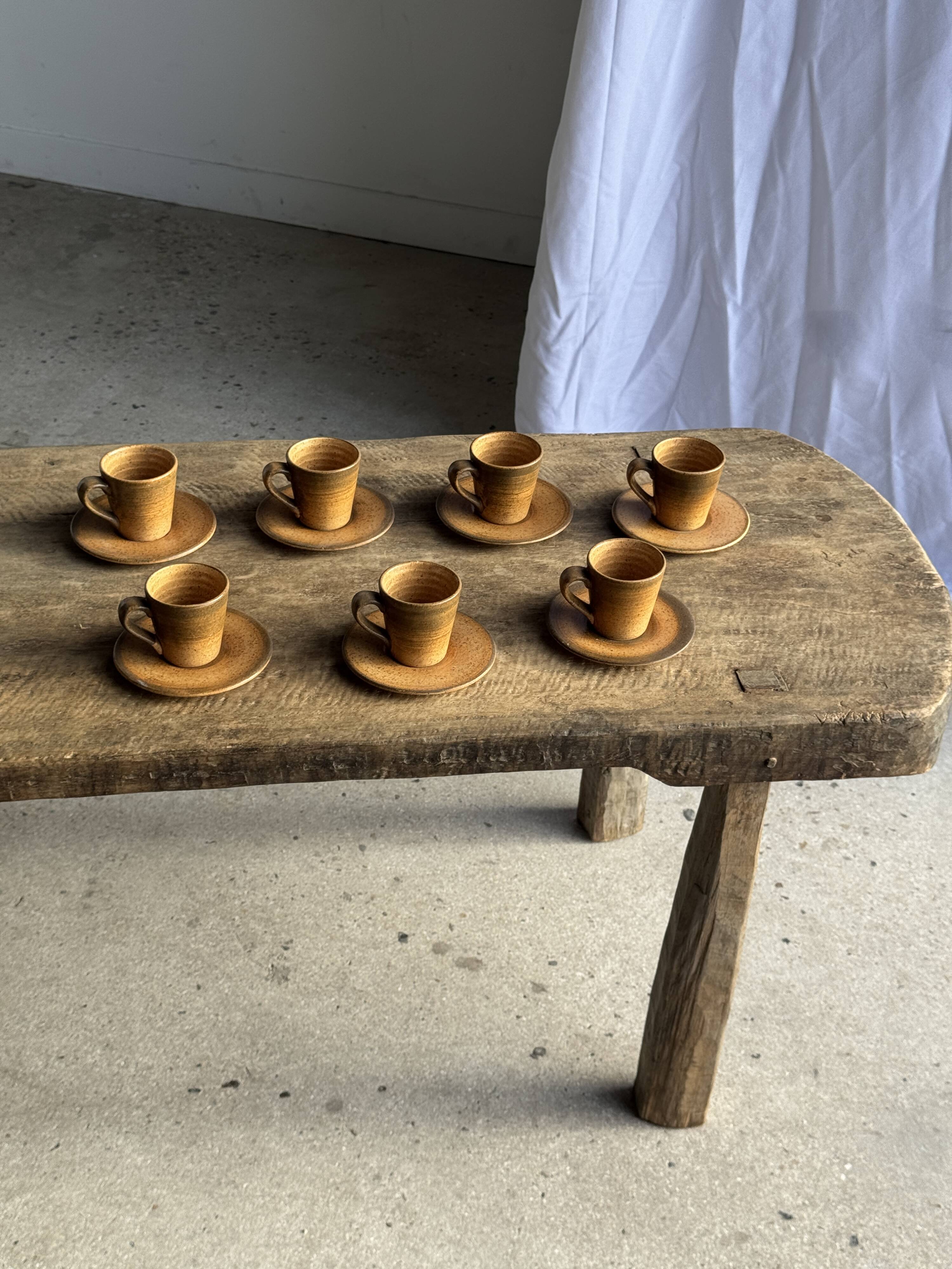 Set of 10 cups and 7 saucers ochre stoneware H7