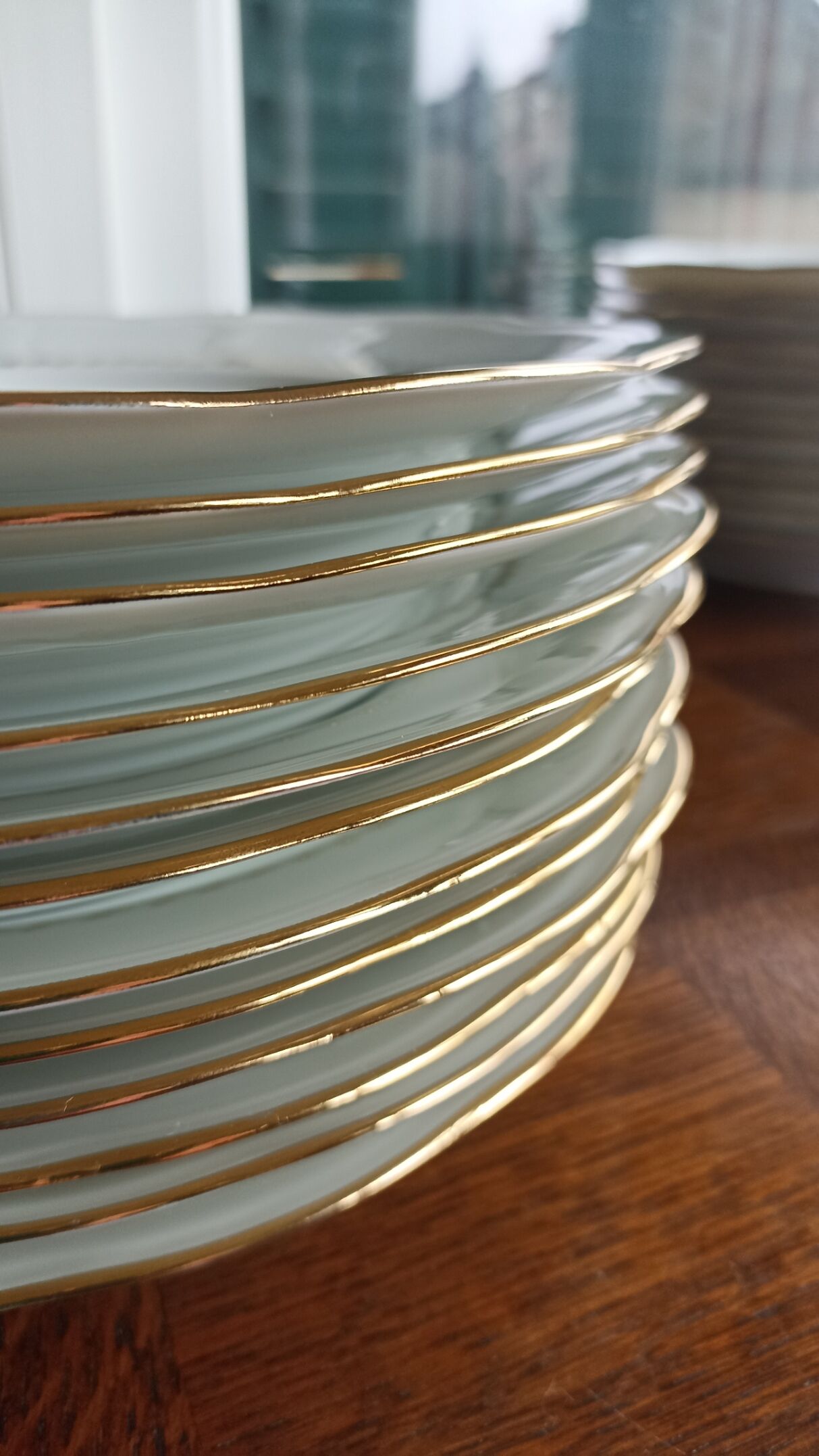 12 flat plates in SFP porcelain - White and Gold