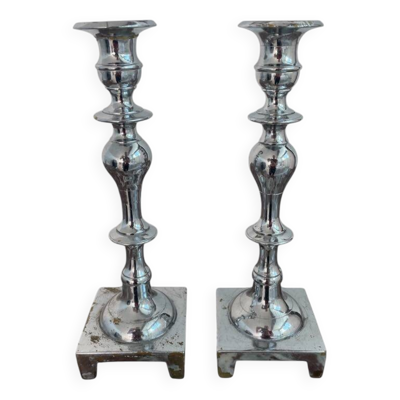 Grands bougeoirs anciens en métal argenté, base carrée, paire, classique