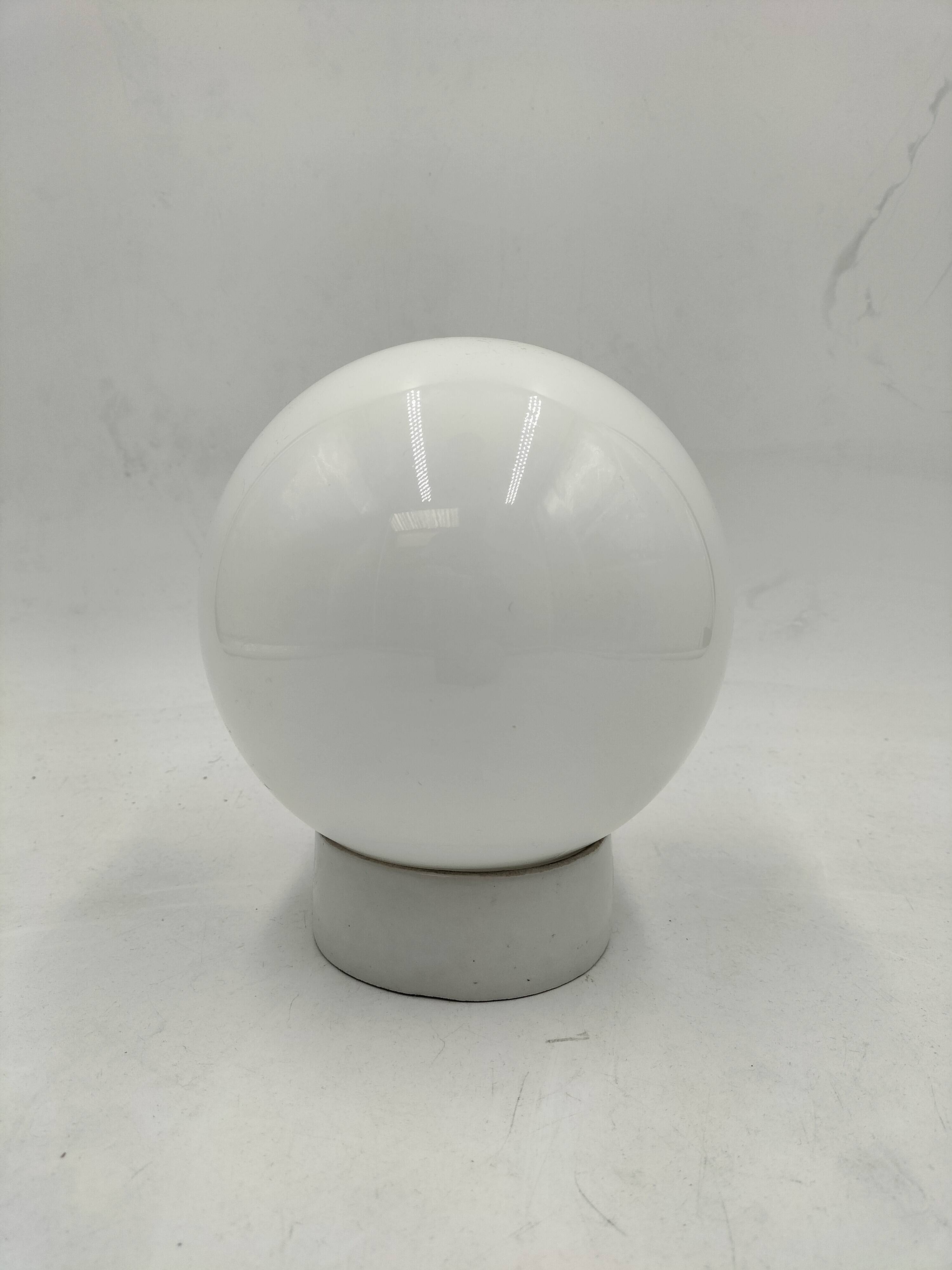 Opaline and porcelain wall light