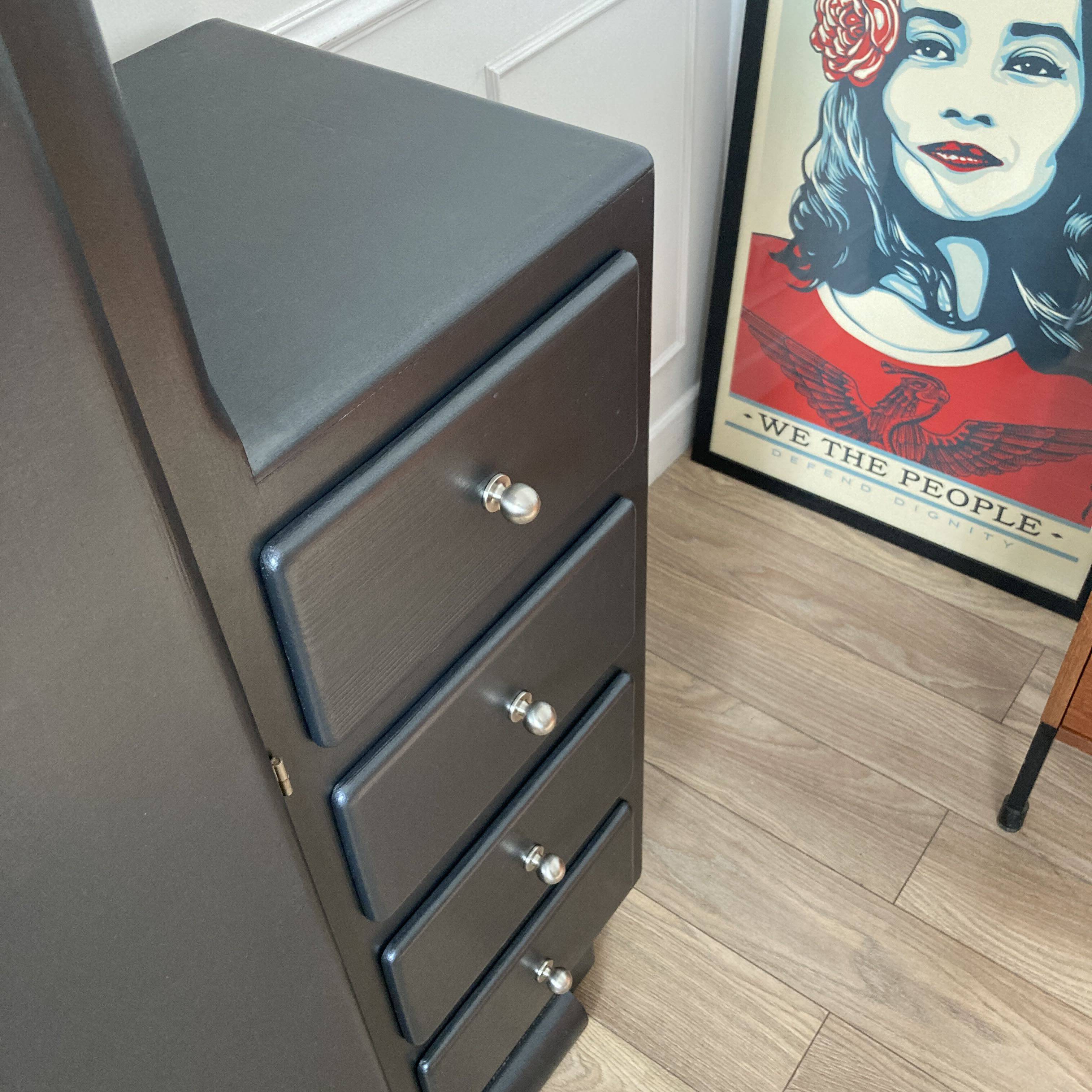 Armoire asymétrique peinte en noir