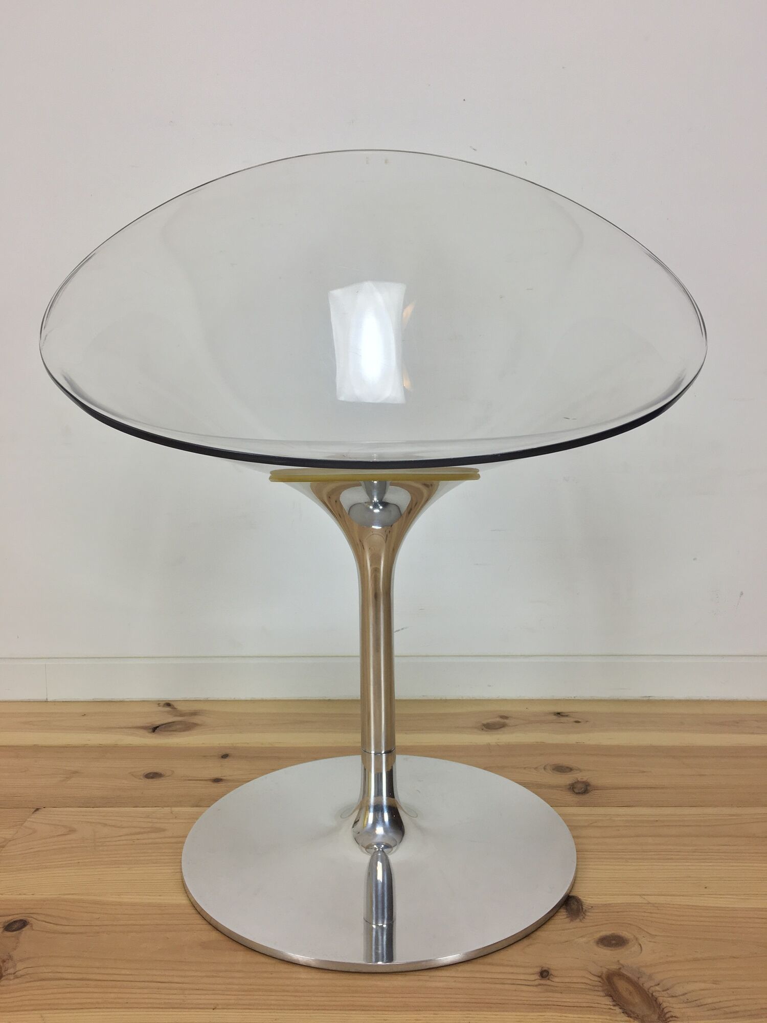 Eros foot armchair tulip Plexiglas and aluminum, by Philippe Starck