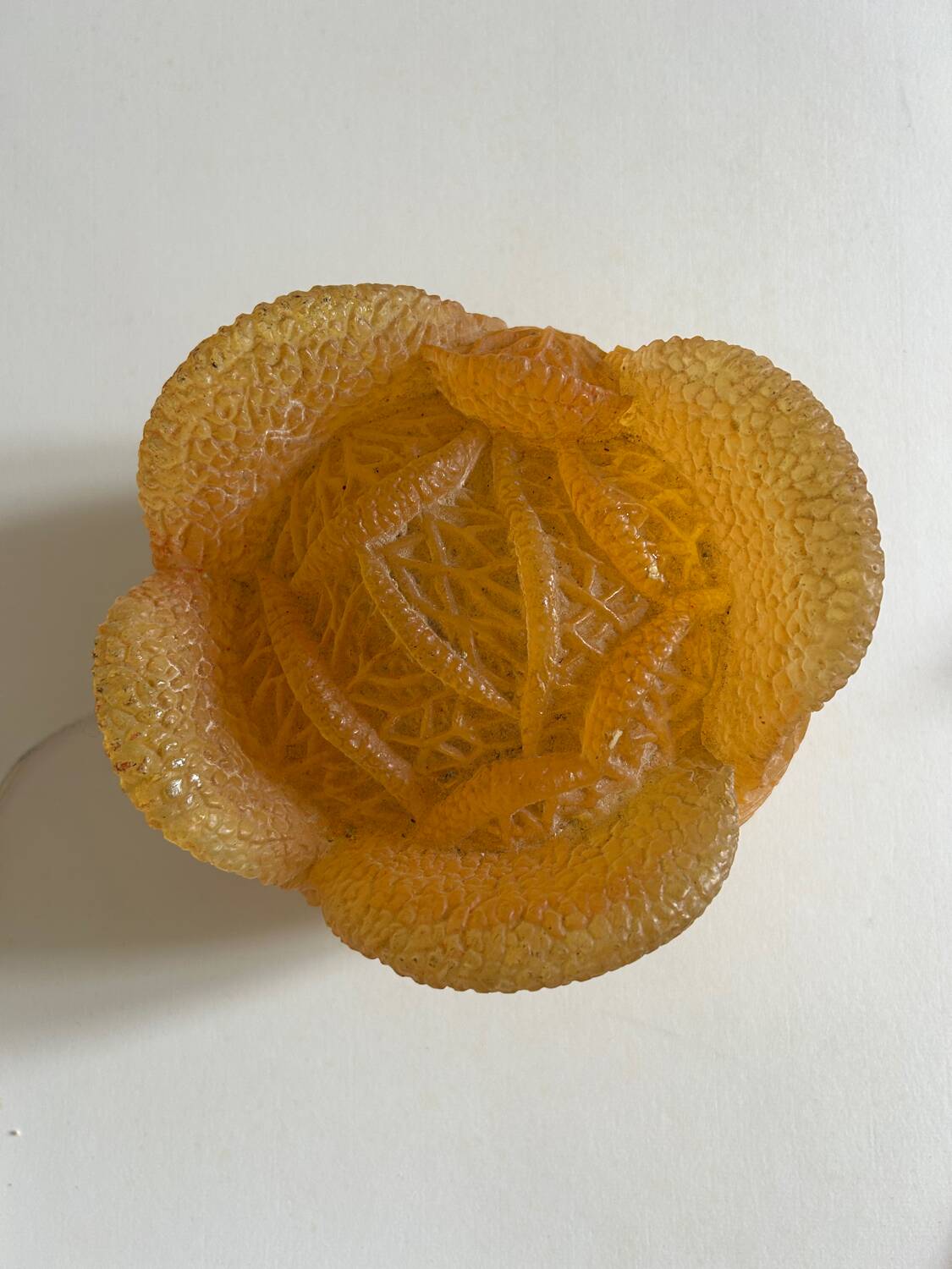 Original amber orange resin lamp in the shape of a cabbage, dating from the years.