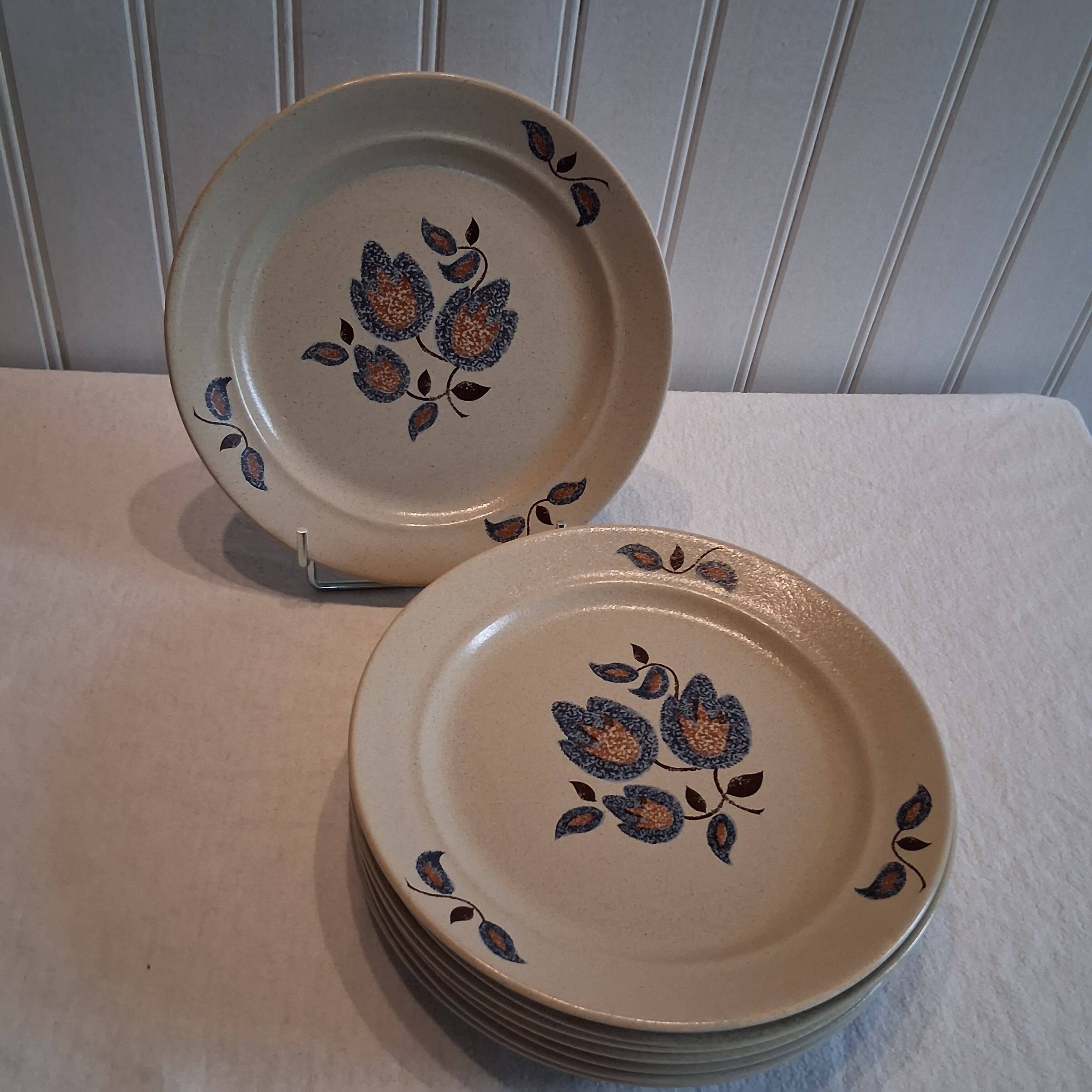 Set of 8 flat plates from St Amand model "Sologne" in good condition.