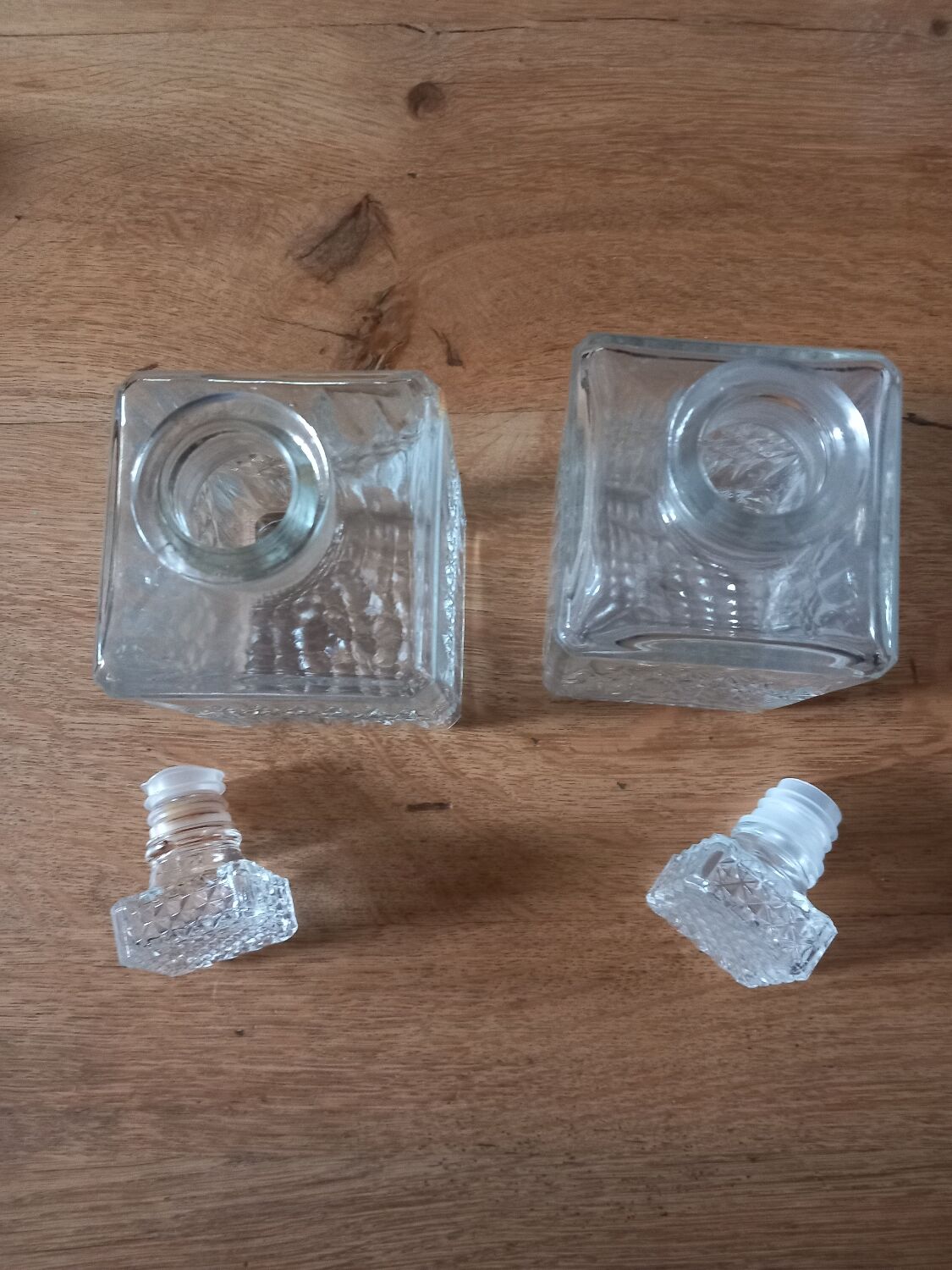 1 set of 2 whisky decanters
