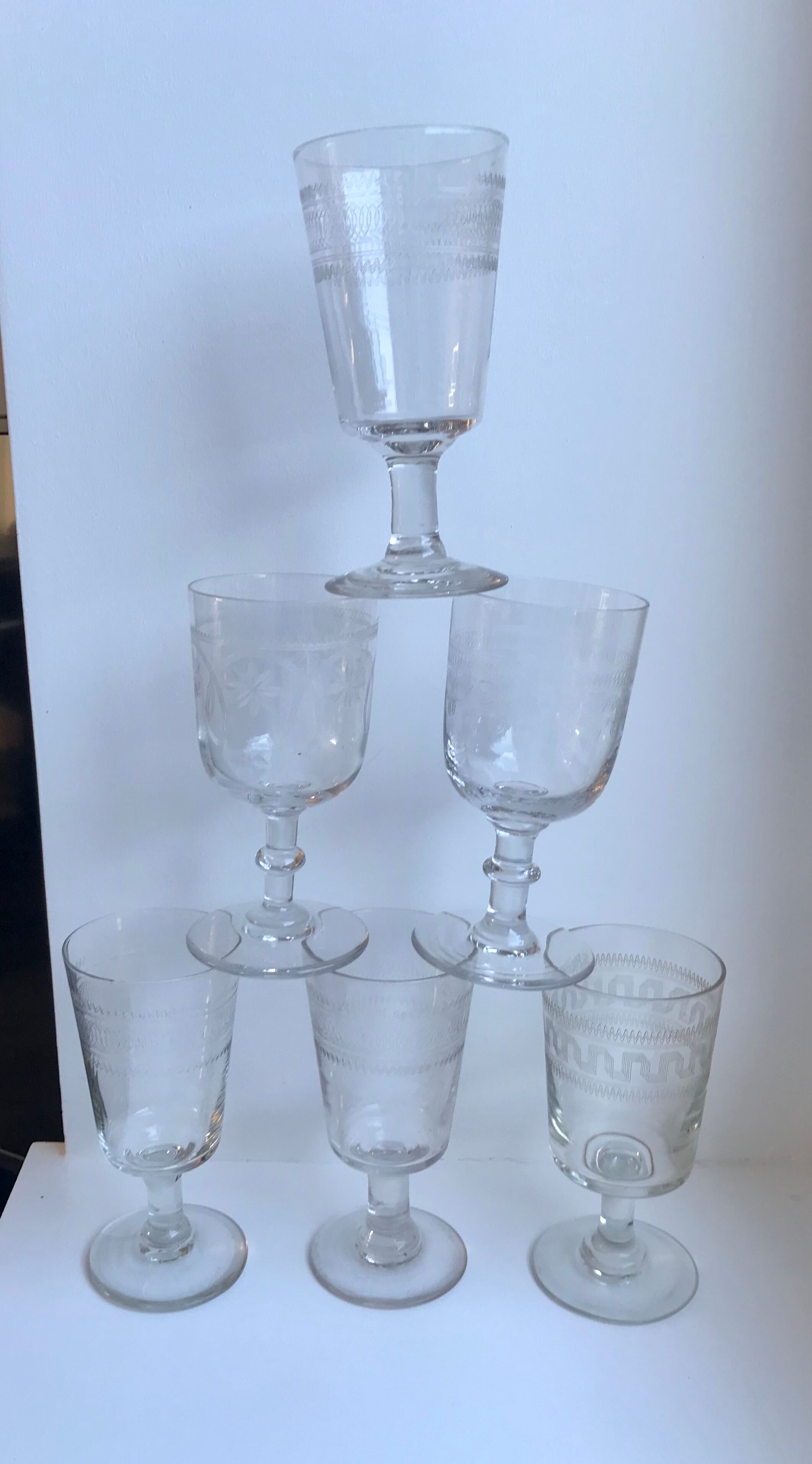 Lot de 6 verres à vin dépareillés en cristal gravé années 30-40