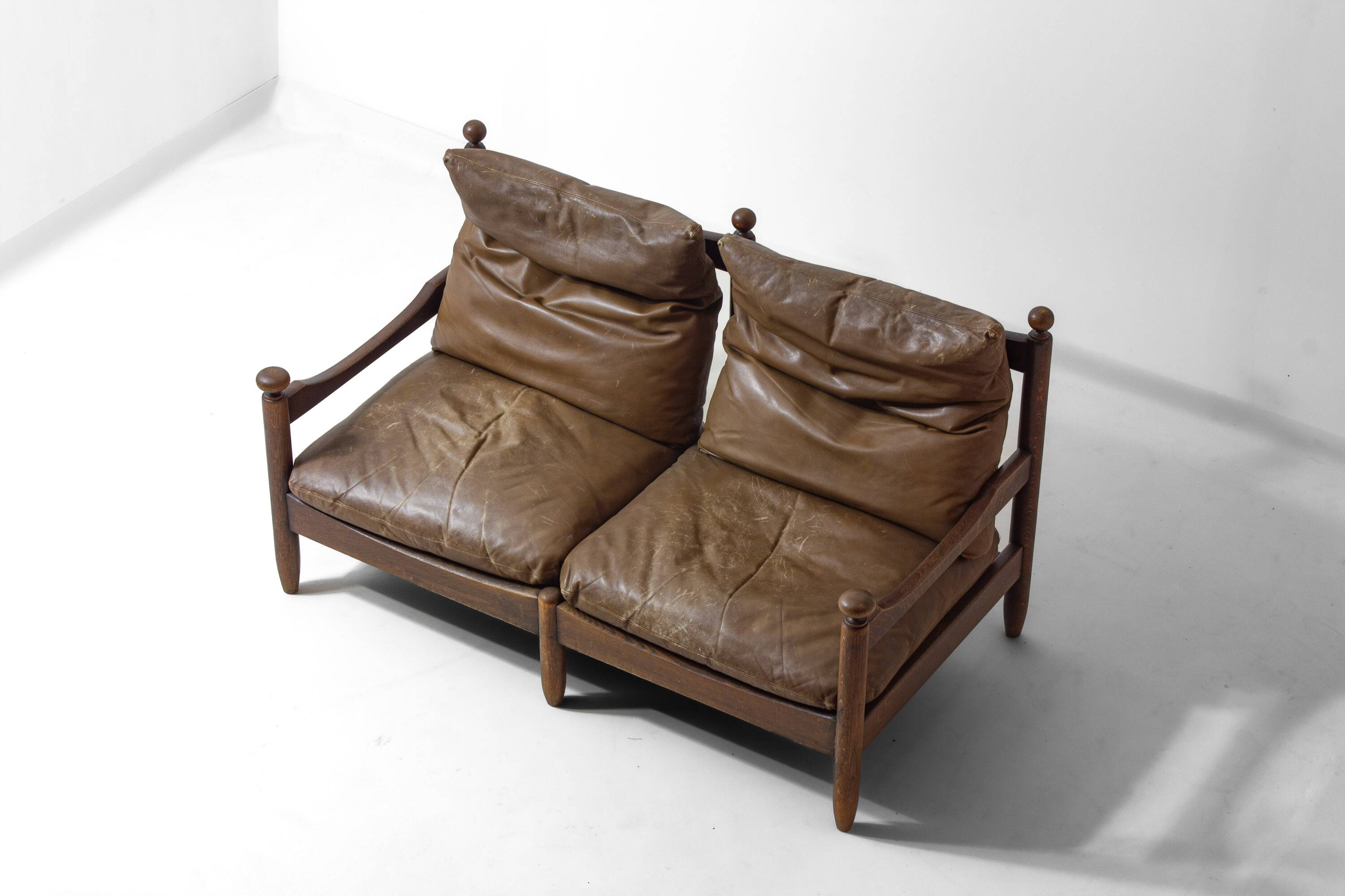 Canapé deux places français du milieu du siècle des années 1950 en chêne et cuir