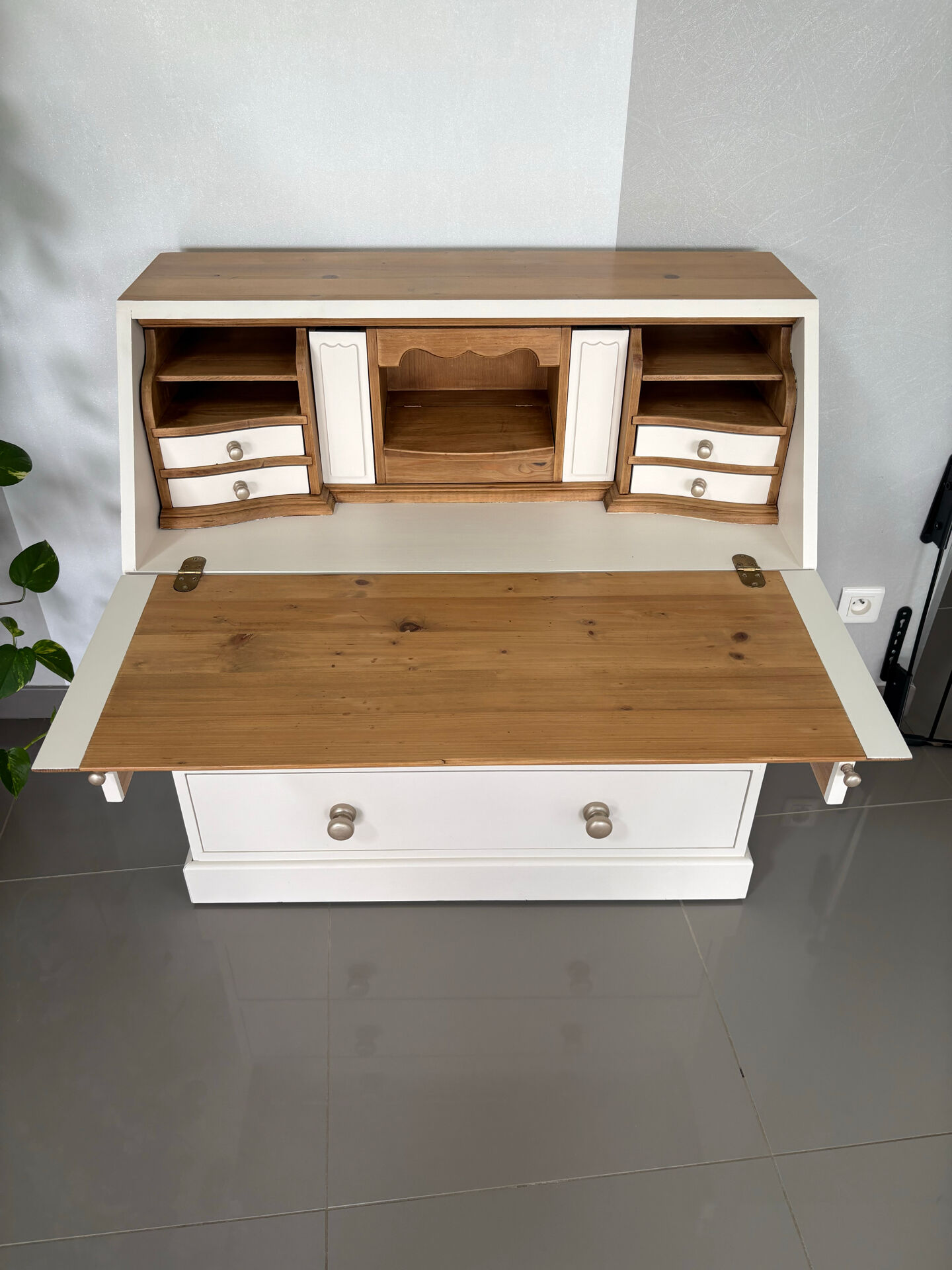 Charming secretary fully restored