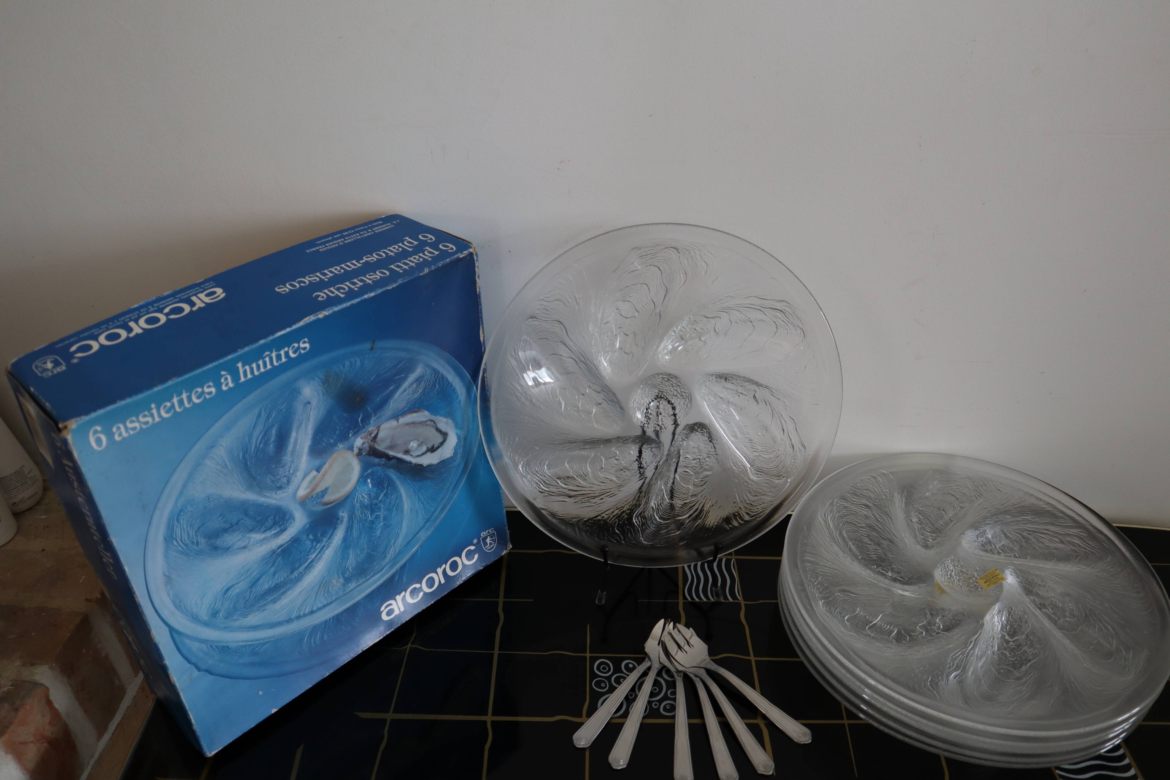 6 oyster plates and its 6 embossed glass forks, 1970s