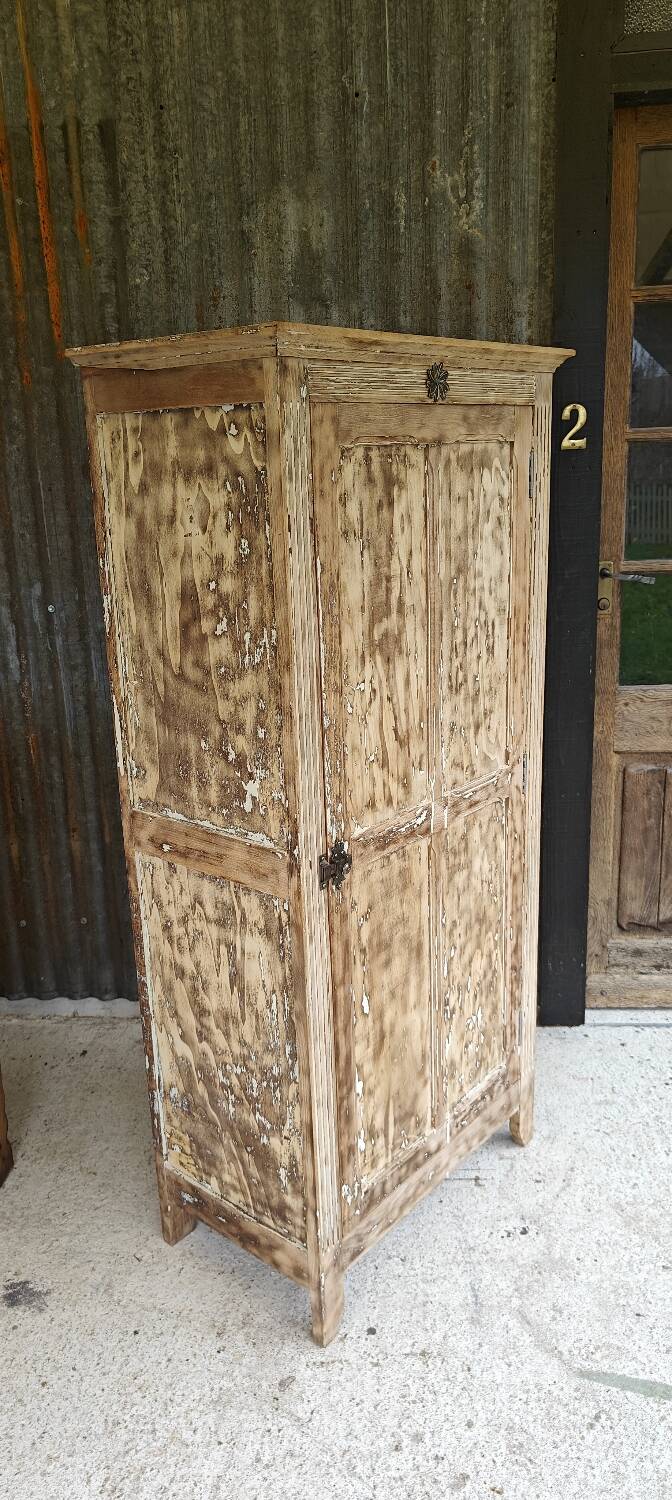 Parisian bonnetière wardrobe