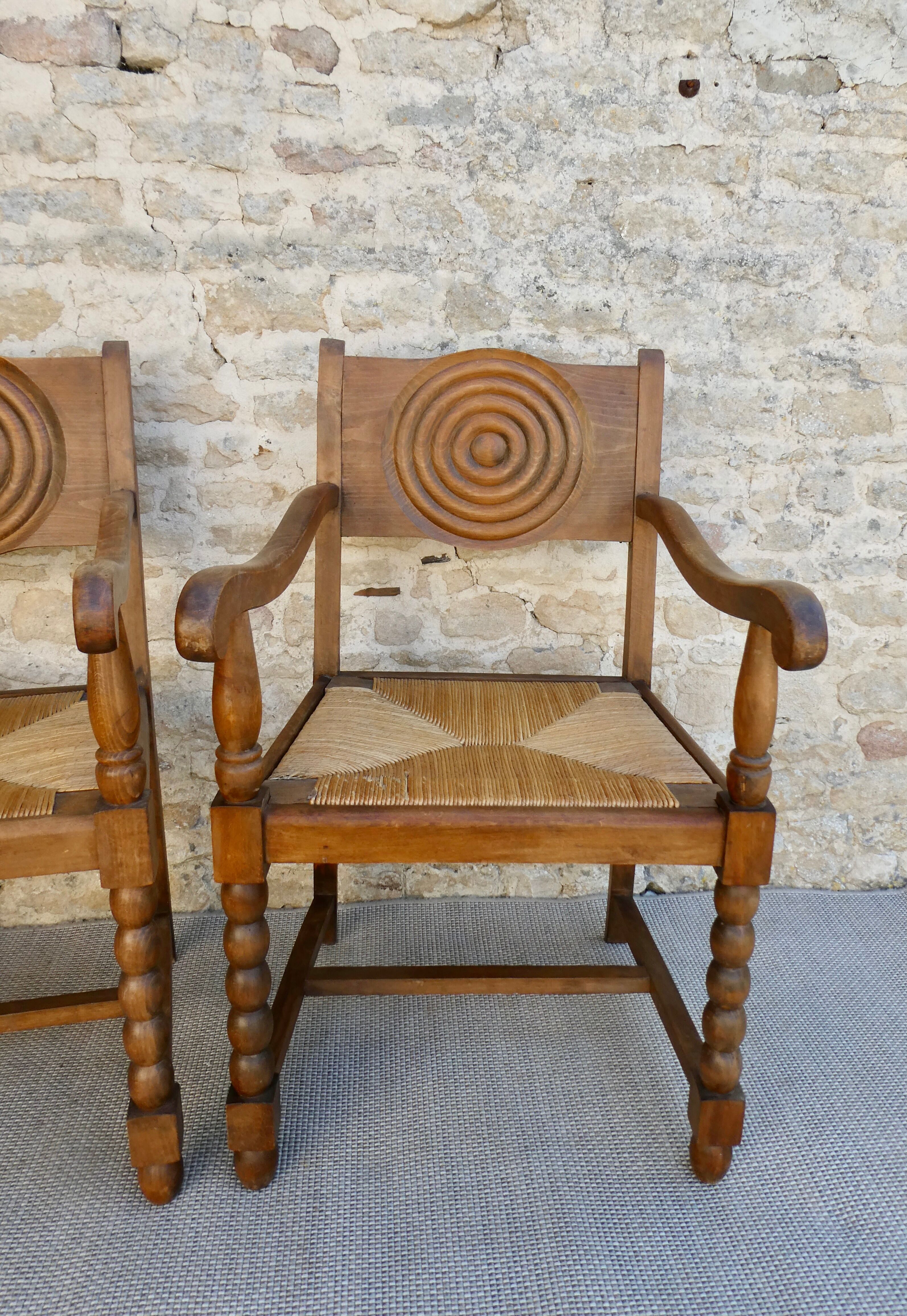 Paire de fauteuils néo-basques, en bois et assise paillée