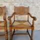 Paire de fauteuils néo-basques, en bois et assise paillée