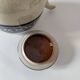 Théière artisanale grès beige moucheté et décor bleu