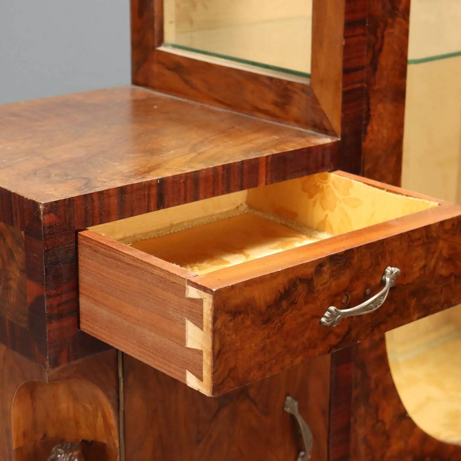 Vintage display cabinet in burl veneer, design, Italy, 1920s-1930s