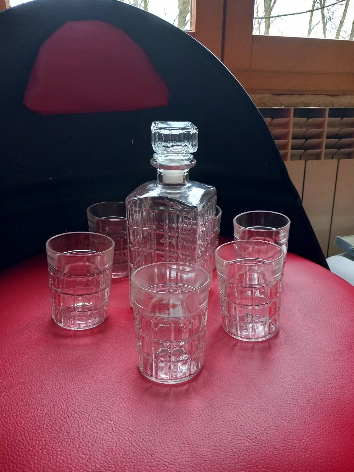 Whiskey decanter and 6 assorted glasses