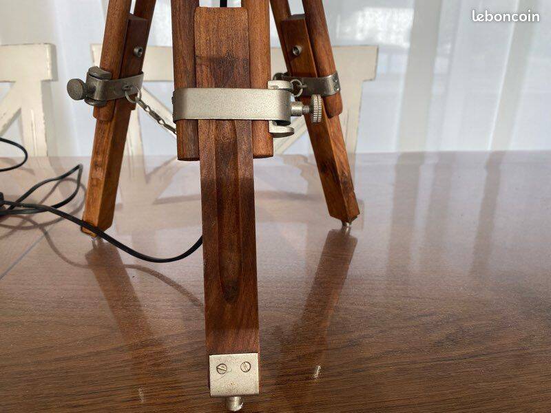 2 adjustable lamps on vintage tripods