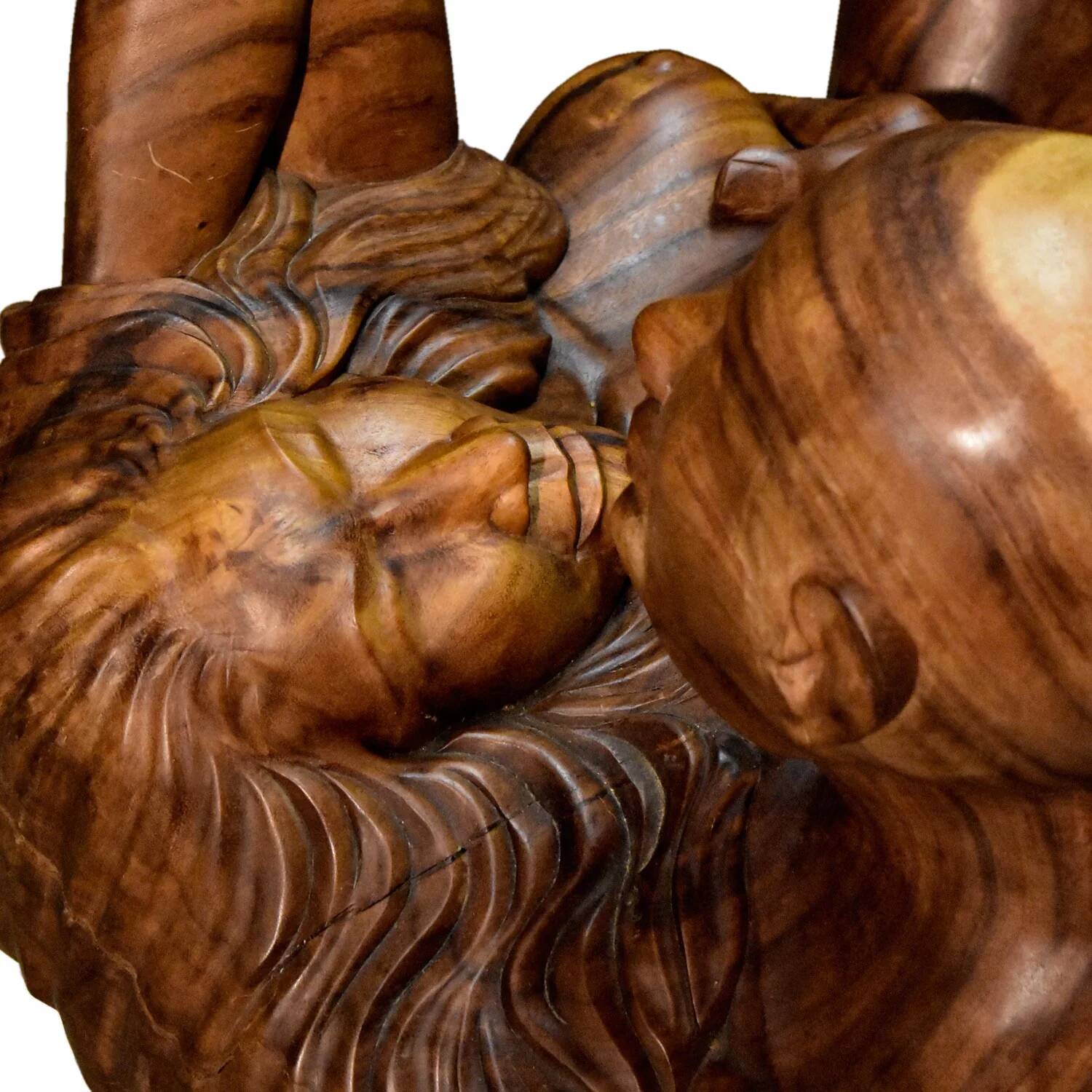 Table basse en bois exotique de monkey pod sculptée à la main représentant un couple enlacé.