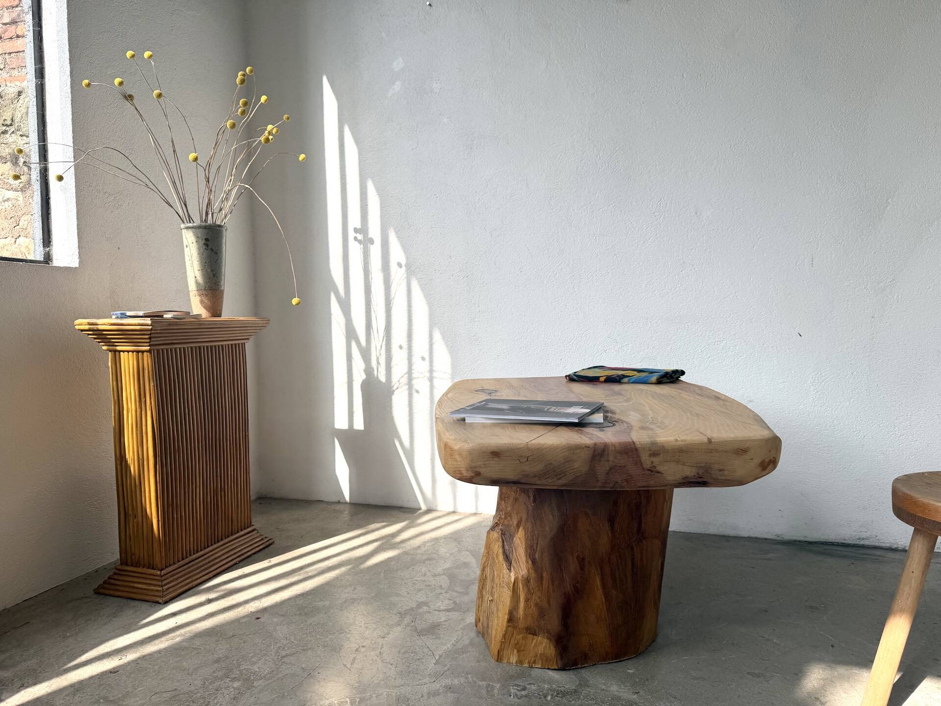 Organic brutalist coffee table in solid cedar, trunk pedestal, 1970s.