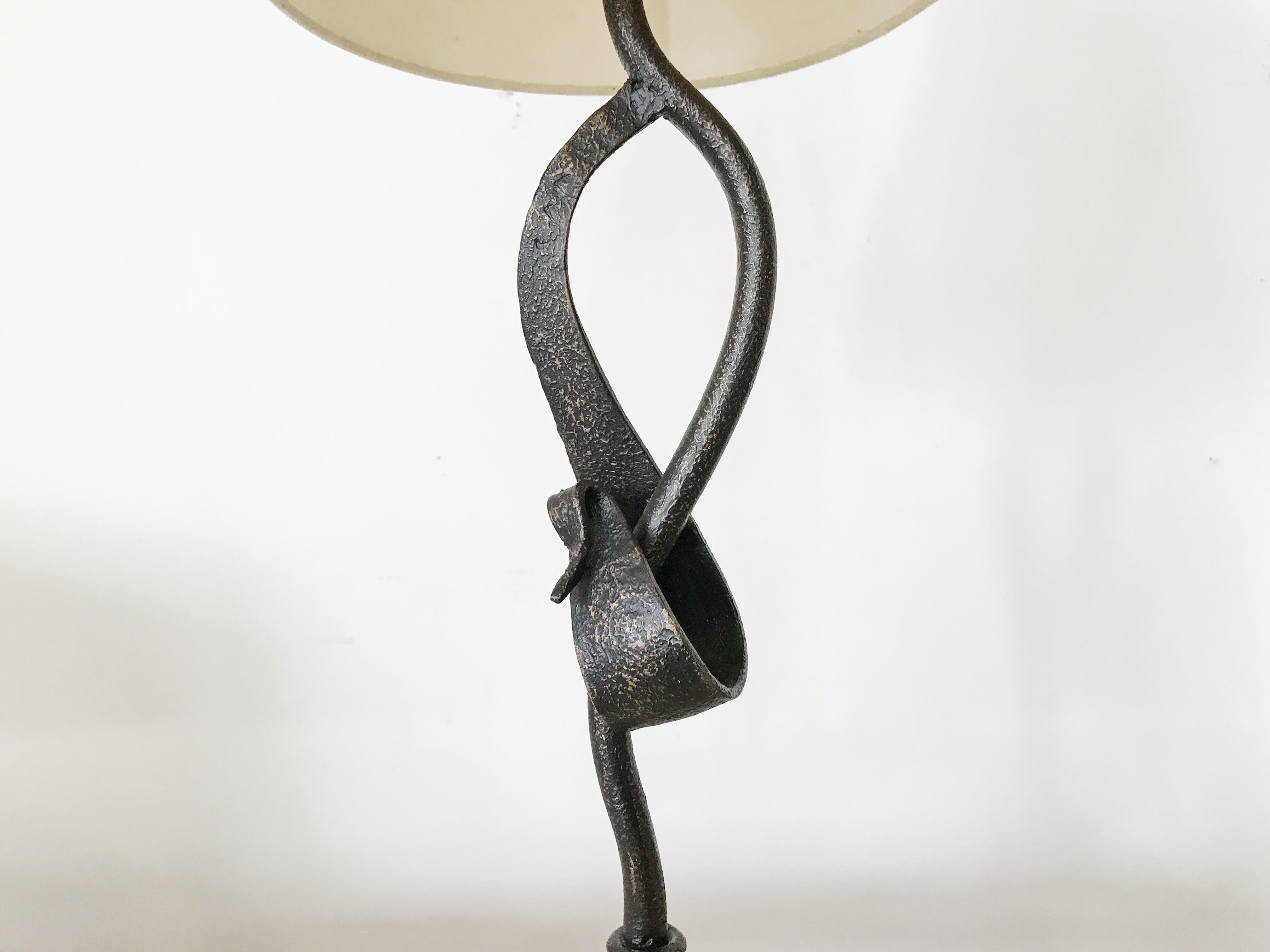 Lampe sculpturale en métal et pierre