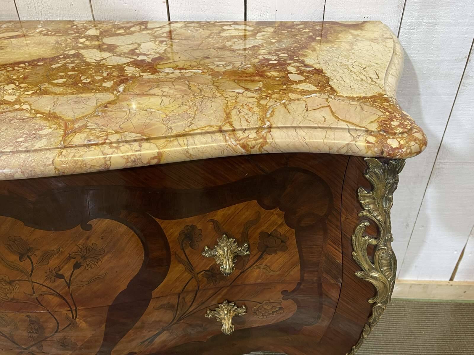 Commode de style Louis XV en bois de rose, chêne et dessus marbre