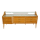 Buffet/commode italienne des années 1960 en finition brillante avec plateau et étagère en verre