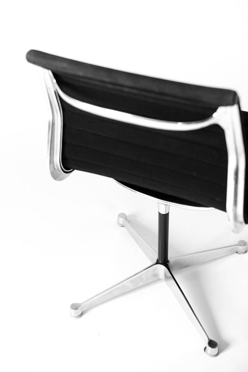 Eames aluminum group chair