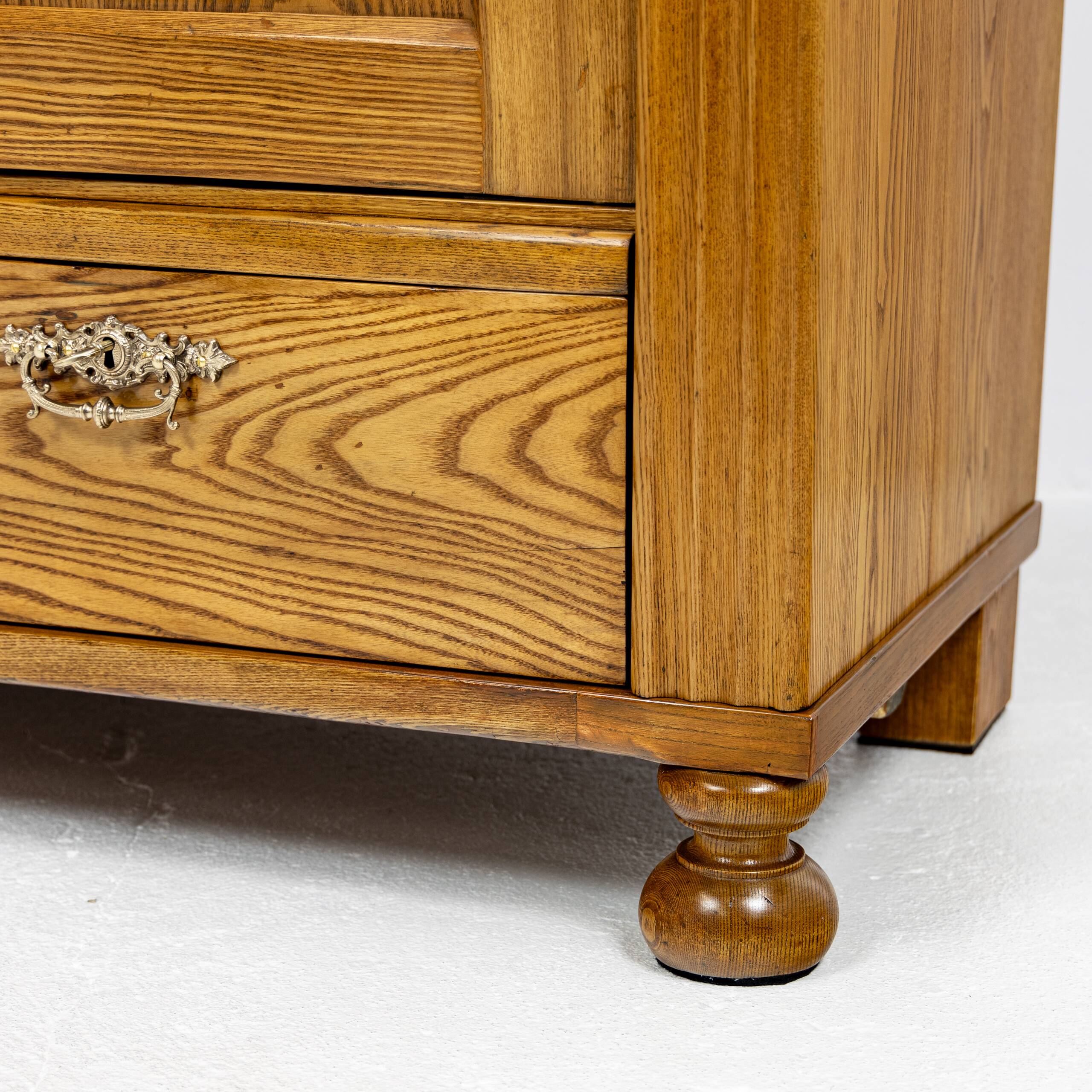 Armoire Louis-Philippe en frêne massif - 1835-1850