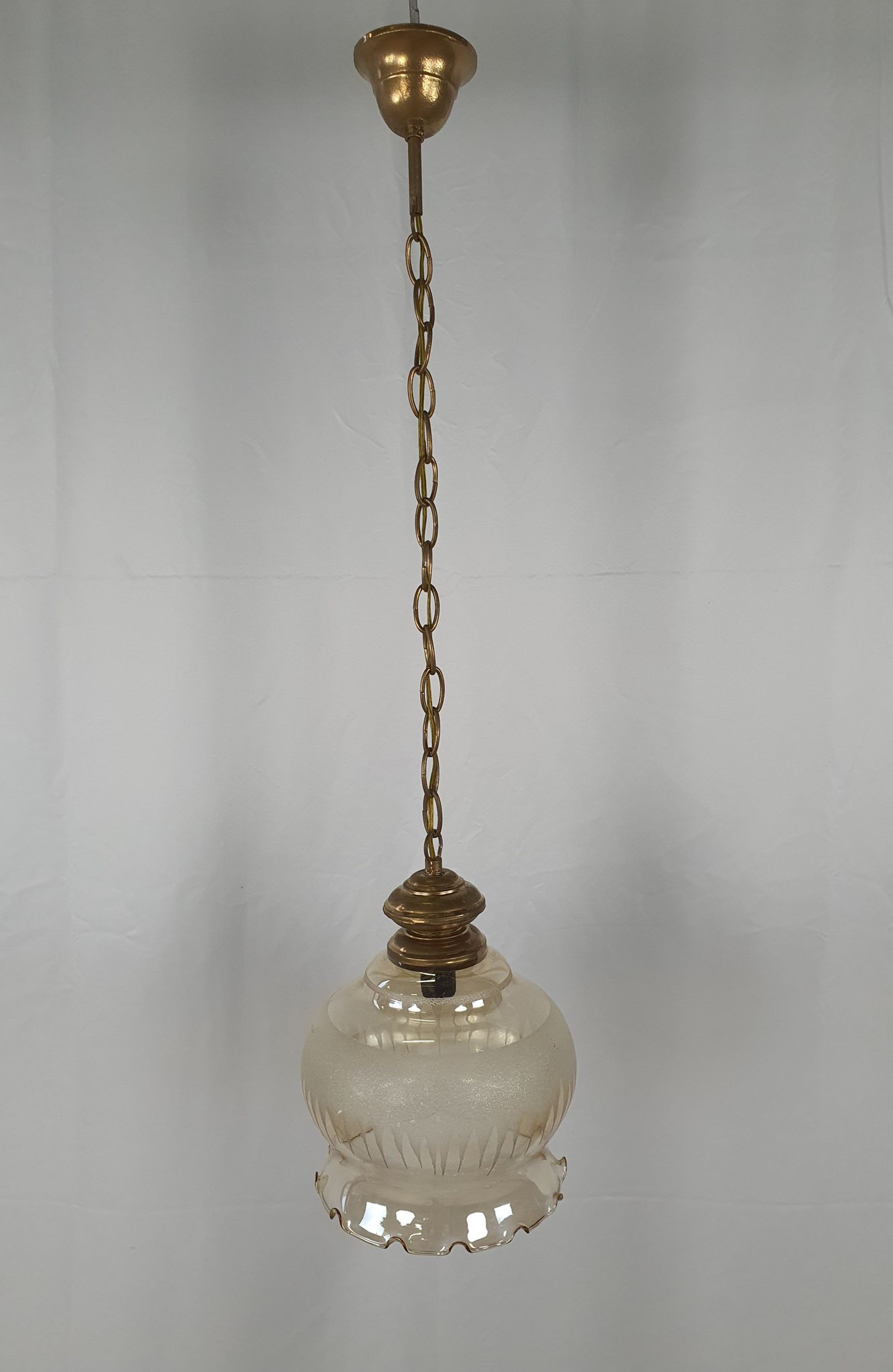 Lustre en verre travaillé et laiton