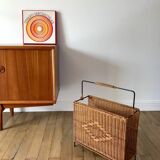grand porte-revues en osier / rotin et fer noir années 70