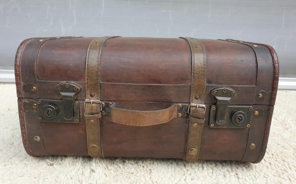 Decorative poplar suitcase with 2 clasps