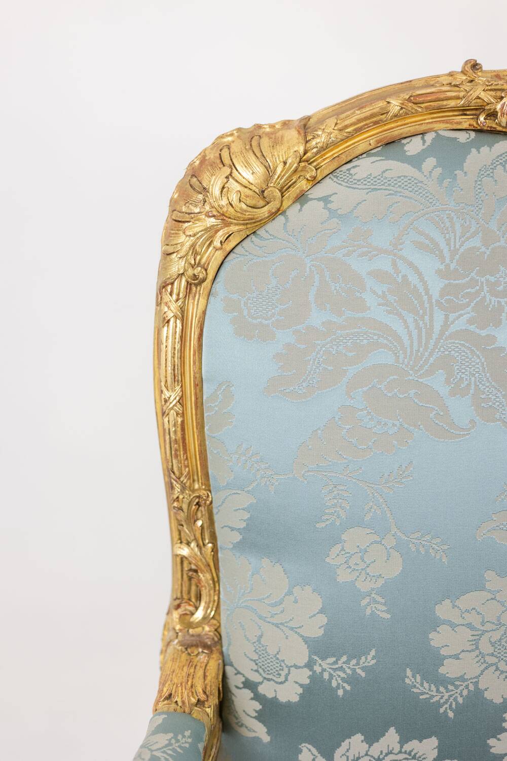 Salon de style Louis XV à chassis en bois doré. Circa 1880.