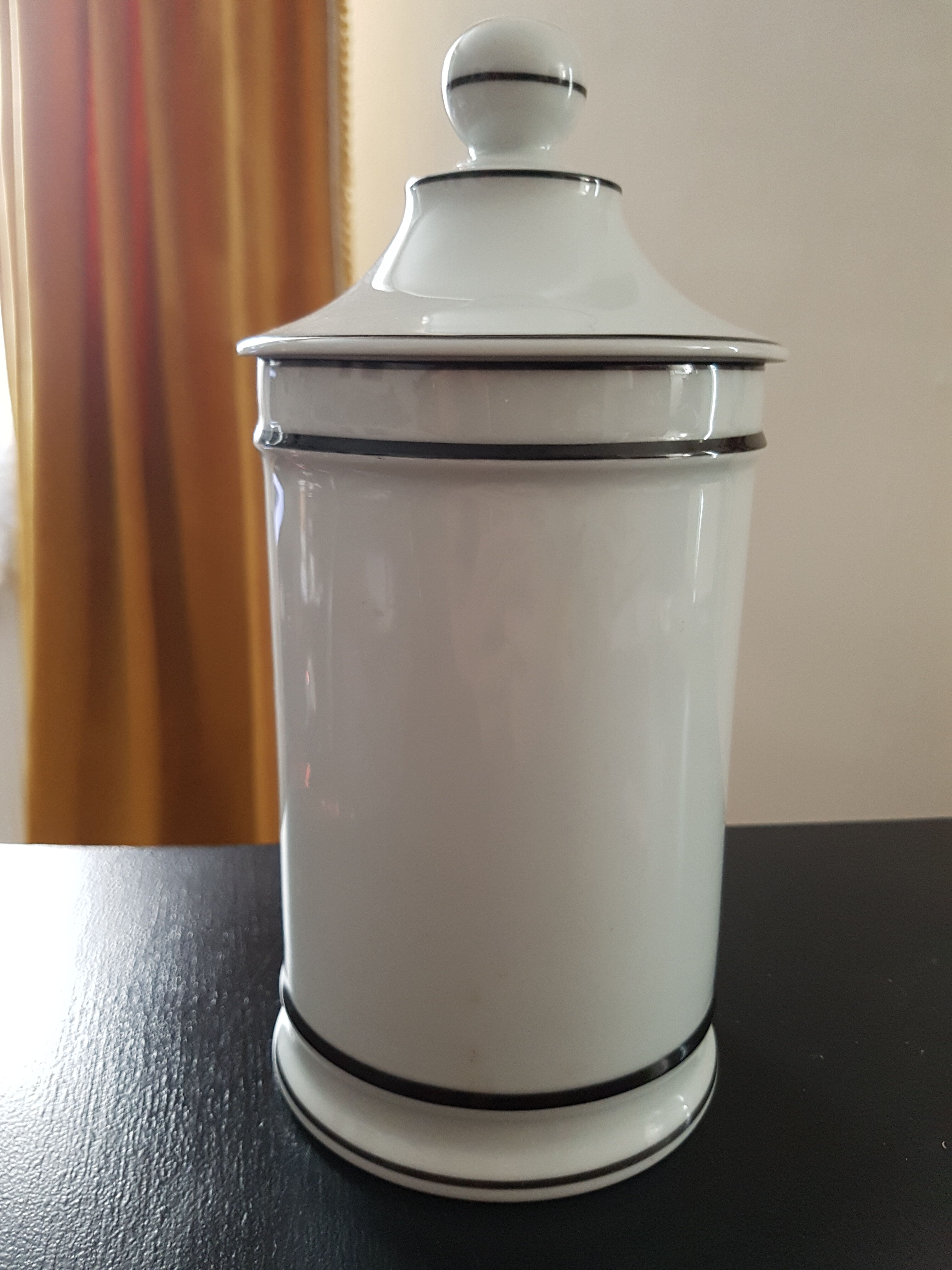 Former porcelain pharmacy pot of Limoges