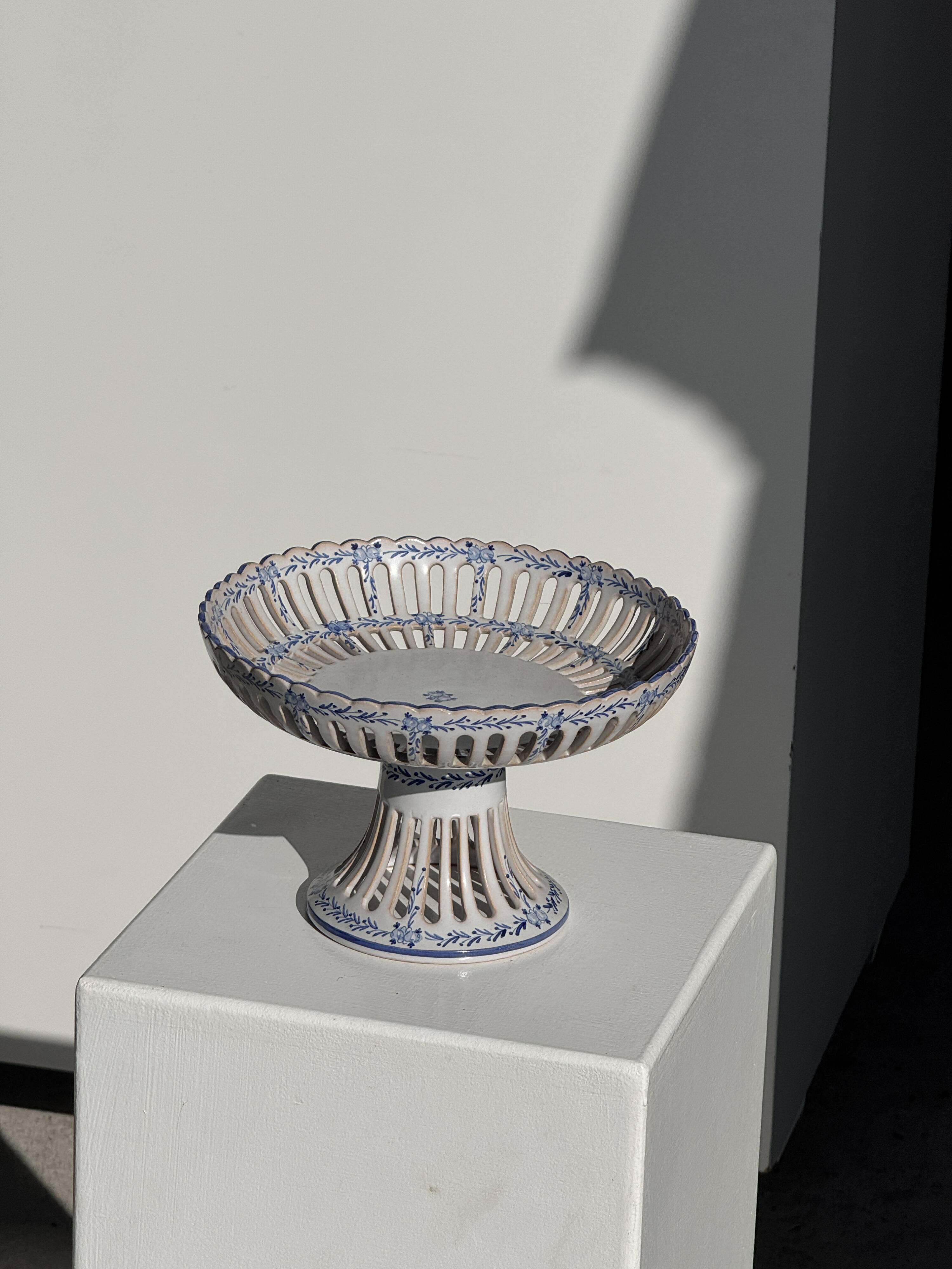 Fruit bowl with blue decorations in white earthenware from Malicorne Art H14