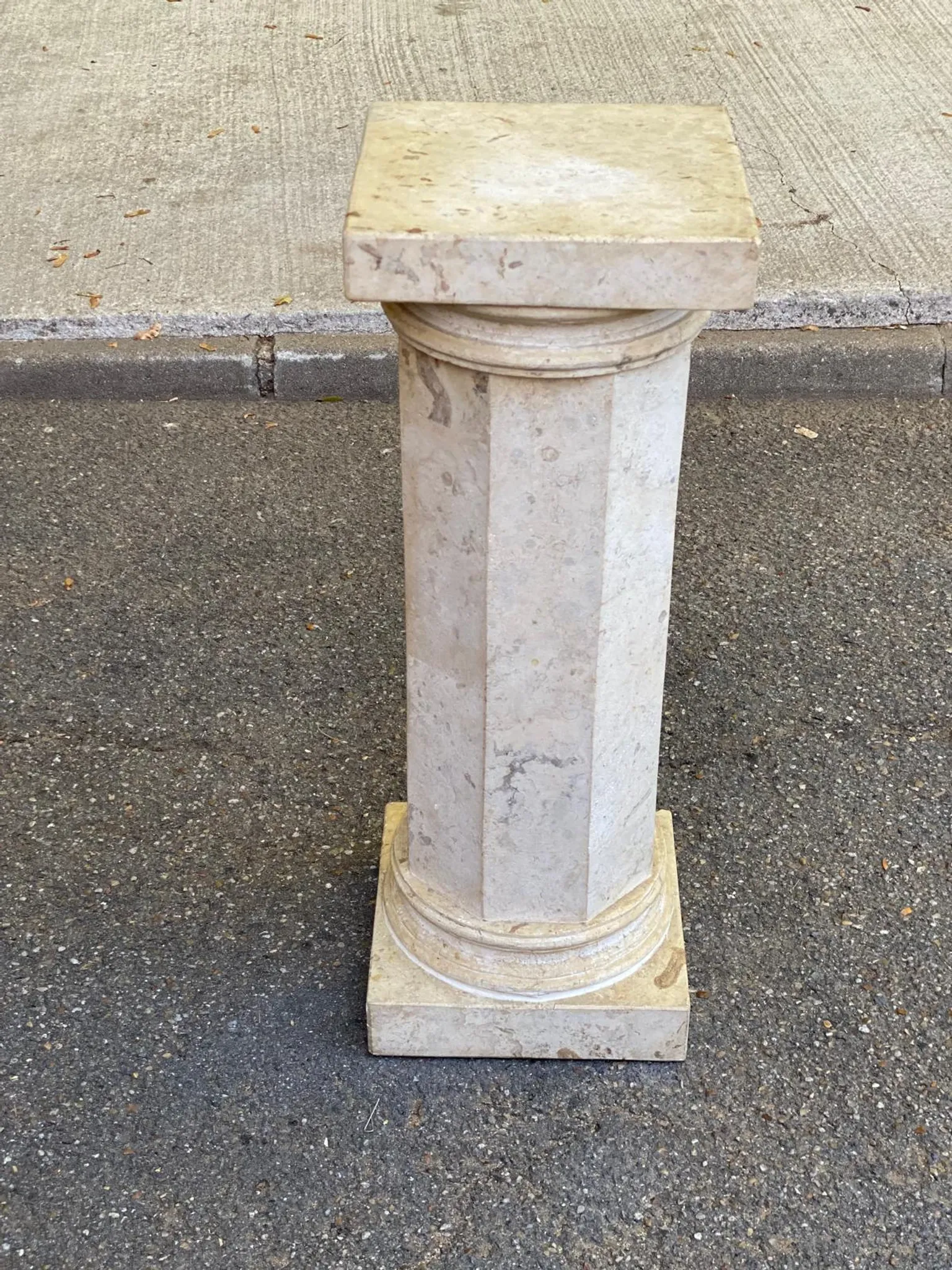Colonne piédestal en pierre naturelle marbre beige style néoclassique 77cm
