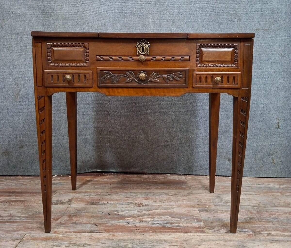 Dressing table / vanity from the Louis XVI period in walnut.