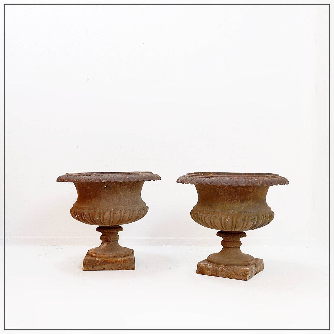 Pair of Medici cast iron planters - Late 19th century