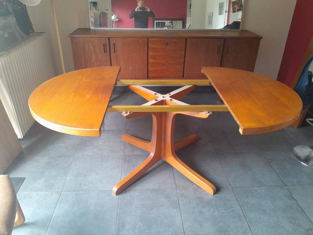 Round wooden table with 2 extensions, table with central star leg