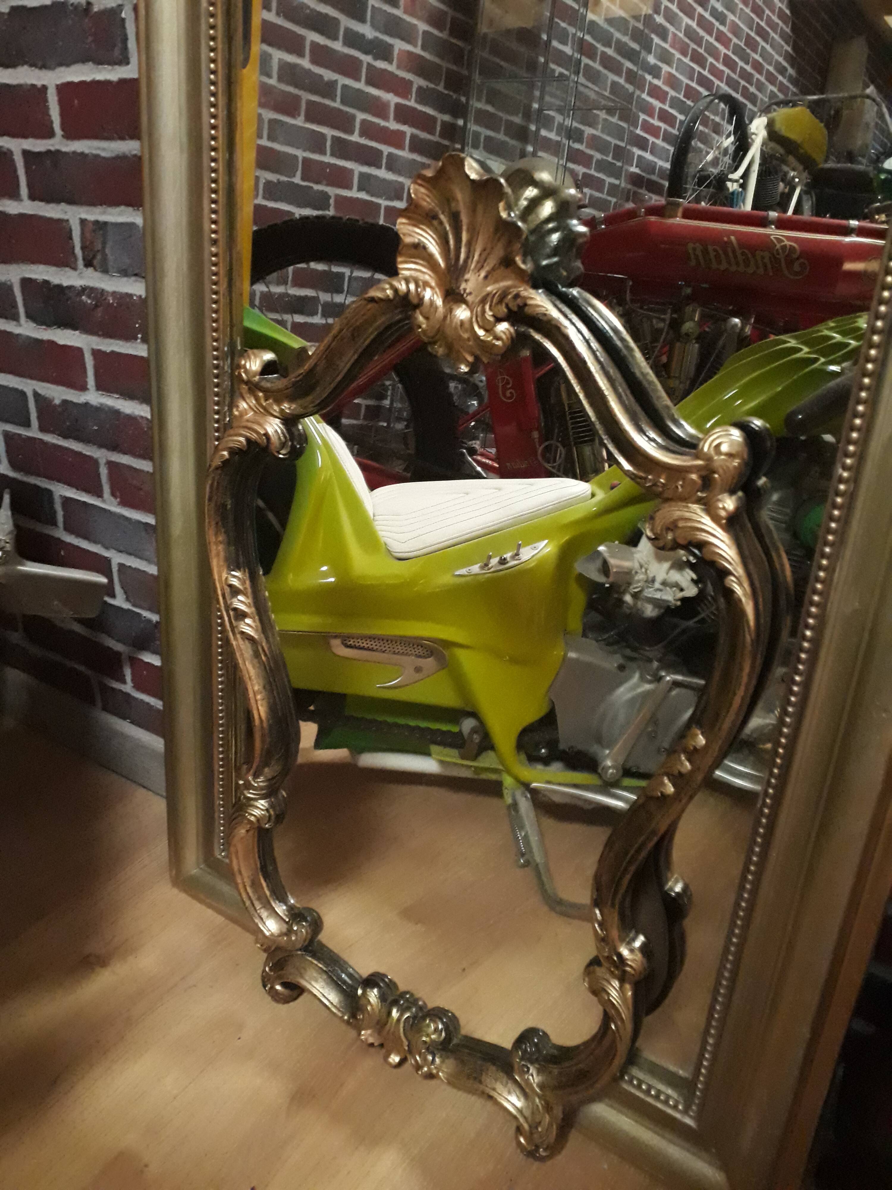Miroir style Louis XV fond noir patiné or, 1970